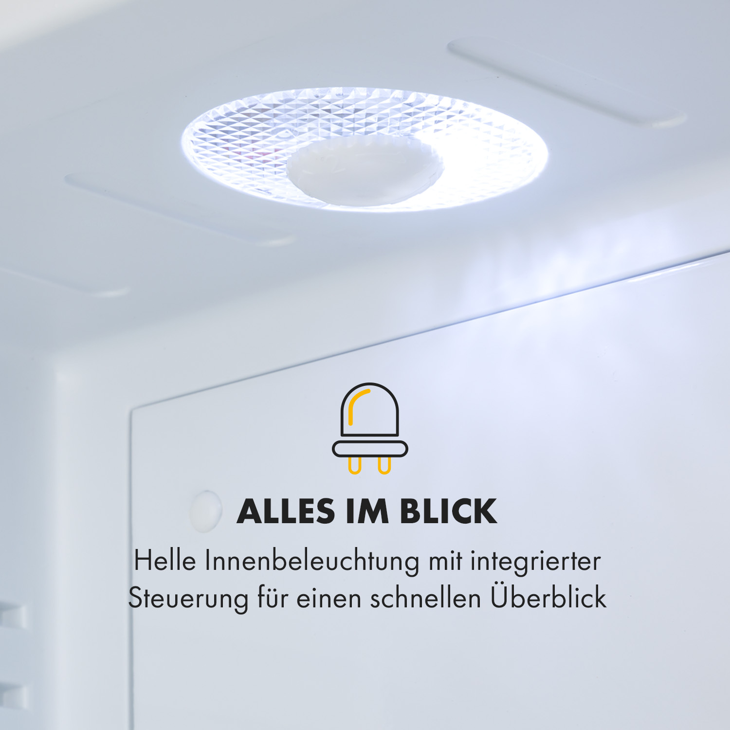 Im Inneren eines weißen Kühlschranks. Helles Licht und Text 'Alles im Blick'.