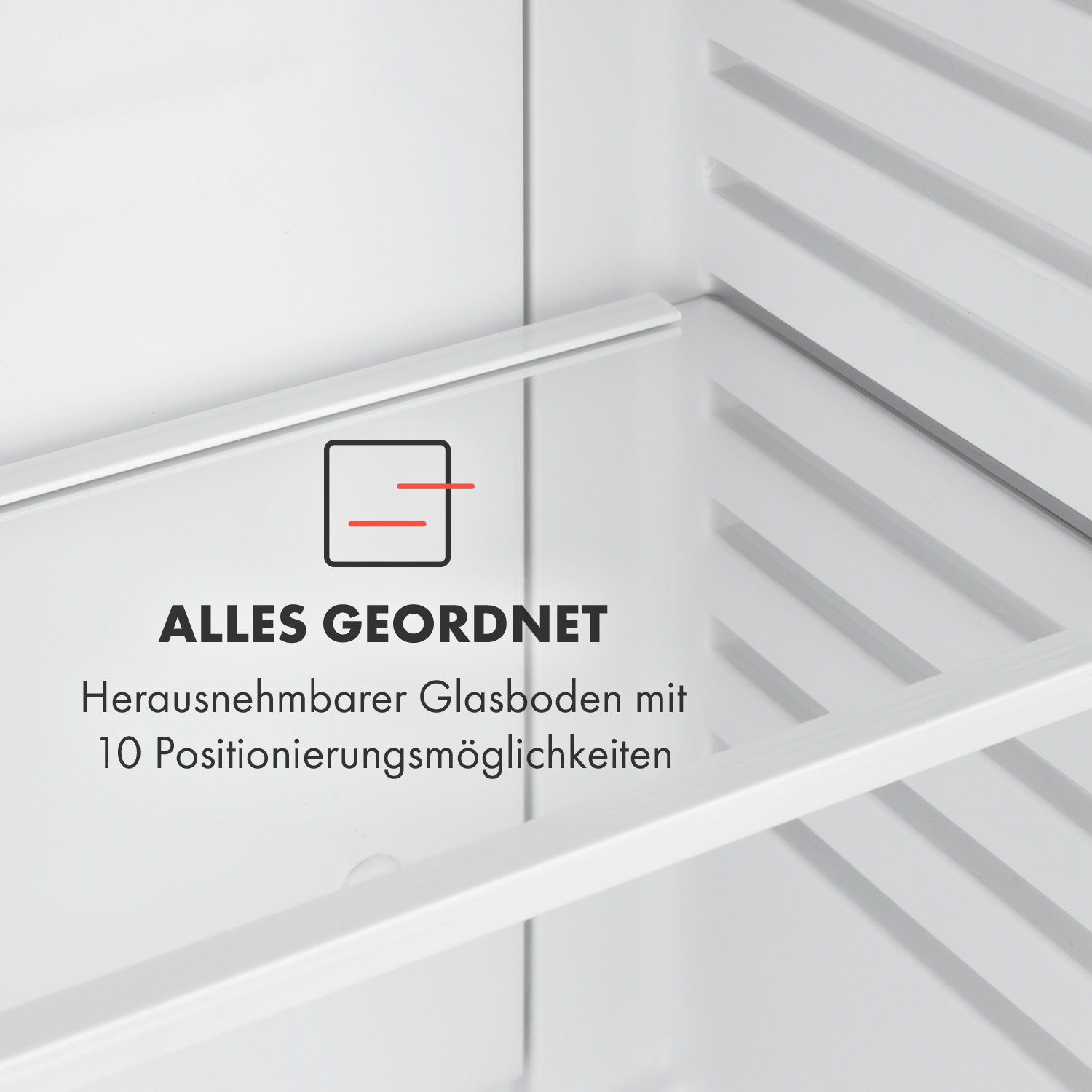 Nahaufnahme eines Kühlschrankinnenraums mit einem Glasregal mit der Aufschrift 'Alles Geordnet'.