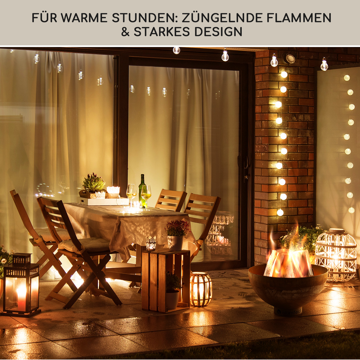 Szene im Freien mit Feuerstelle, Lichterketten, Tisch, Stühlen und dekorativen Laternen.