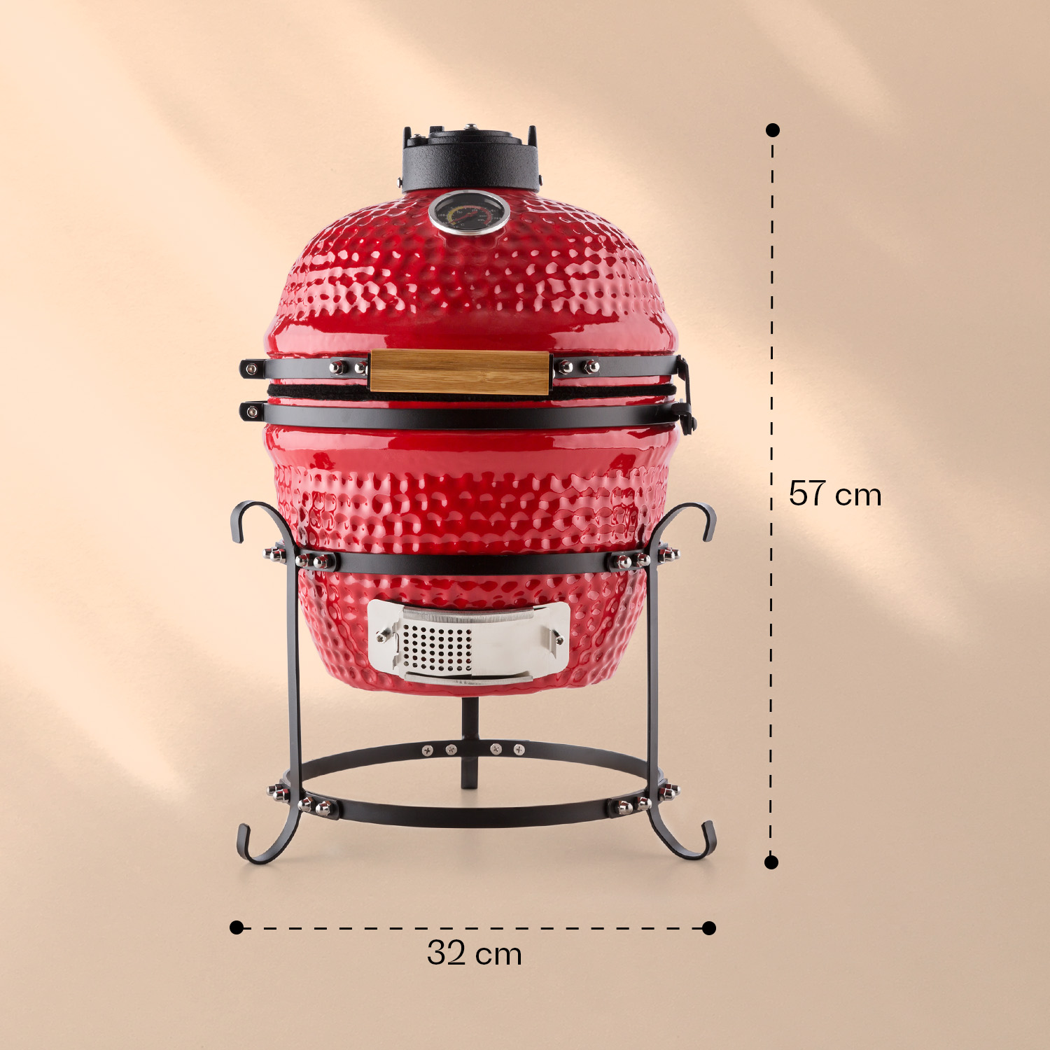 Una griglia rossa in stile Kamado su un supporto nero. La griglia ha dimensioni di 57 cm e 32 cm.