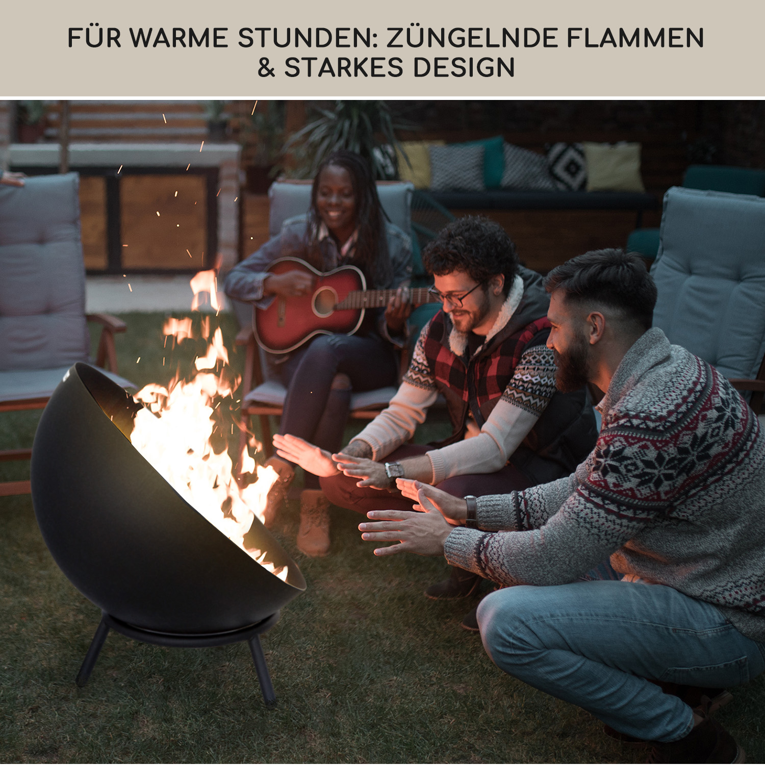 Drei Personen um eine Feuerstelle. Einer spielt Gitarre. Flammen sichtbar. Text: 'Für warme Stunden...& starkes Design'.