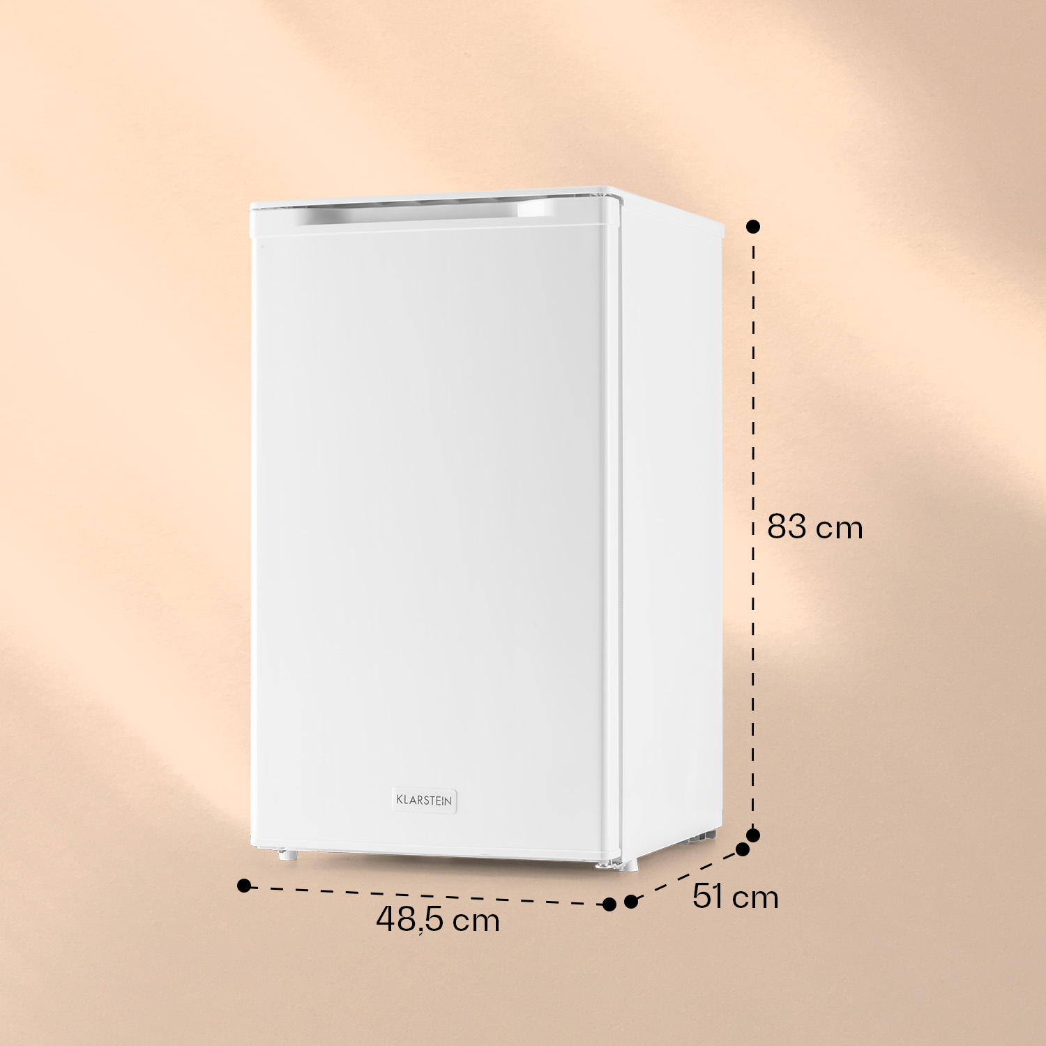 Un mini-frigorifero bianco su una superficie marrone chiaro. Dimensioni: 83cm, 48,5cm e 51cm.