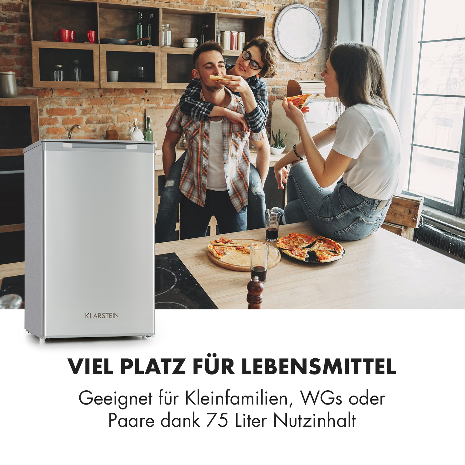 Silberner Kühlschrank in einer Küche. Zwei Personen essen Pizza. Text: VIEL PLATZ FÜR LEBENSMITTEL.
