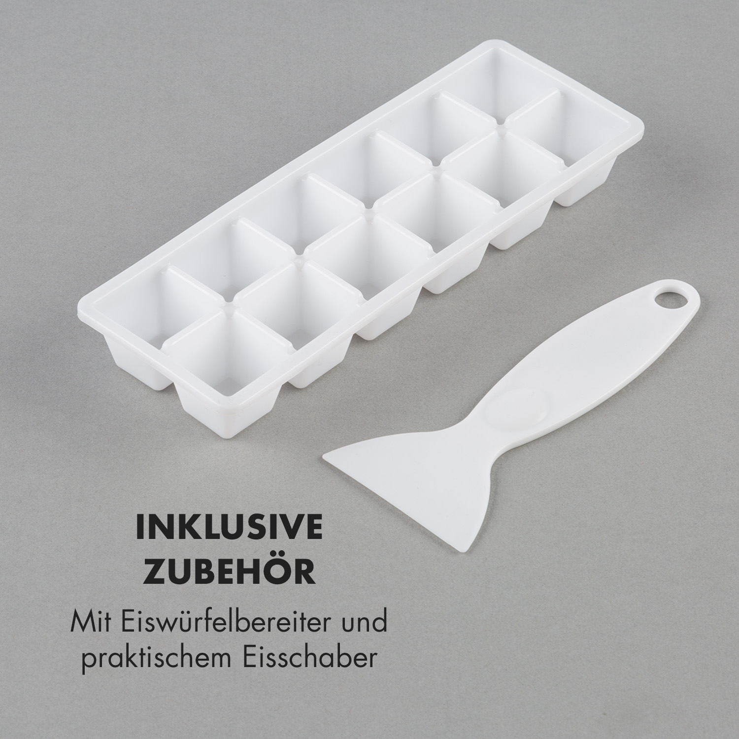 Weißer Eiswürfelbehälter mit weißem Spatel, auf grauem Hintergrund.