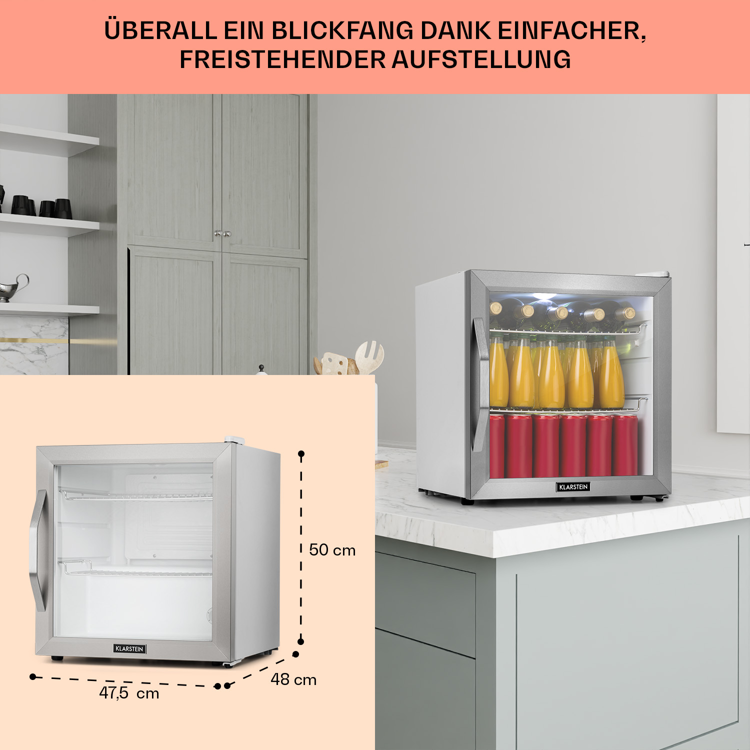 Un mini refrigerador plateado y negro con puerta de vidrio, contra un fondo de cocina con dimensiones.