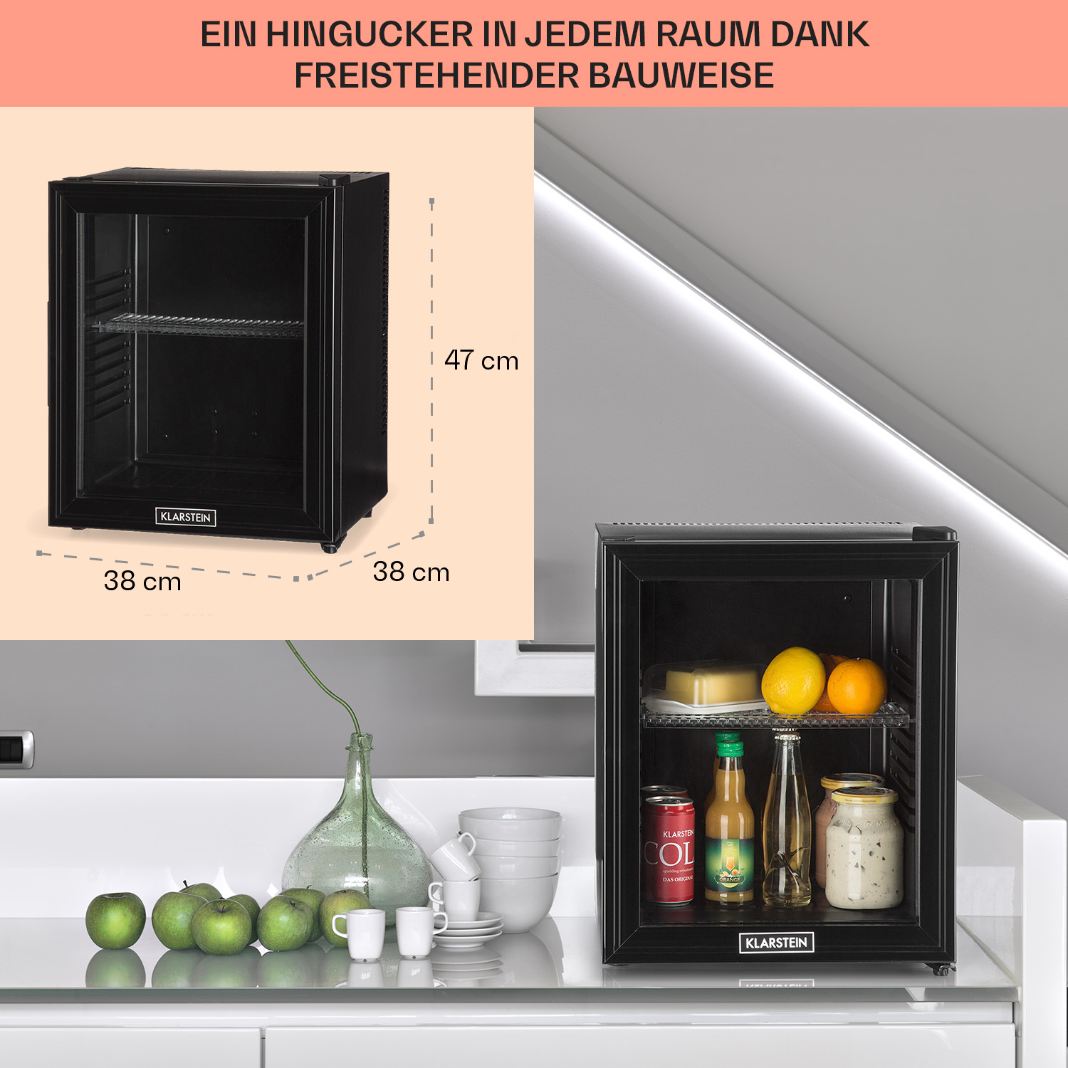 Schwarzer Mini-Kühlschrank mit Glastür. Innenregale halten Artikel. Text oben: 'EIN HINGUCKER IN JEDEM RAUM'.