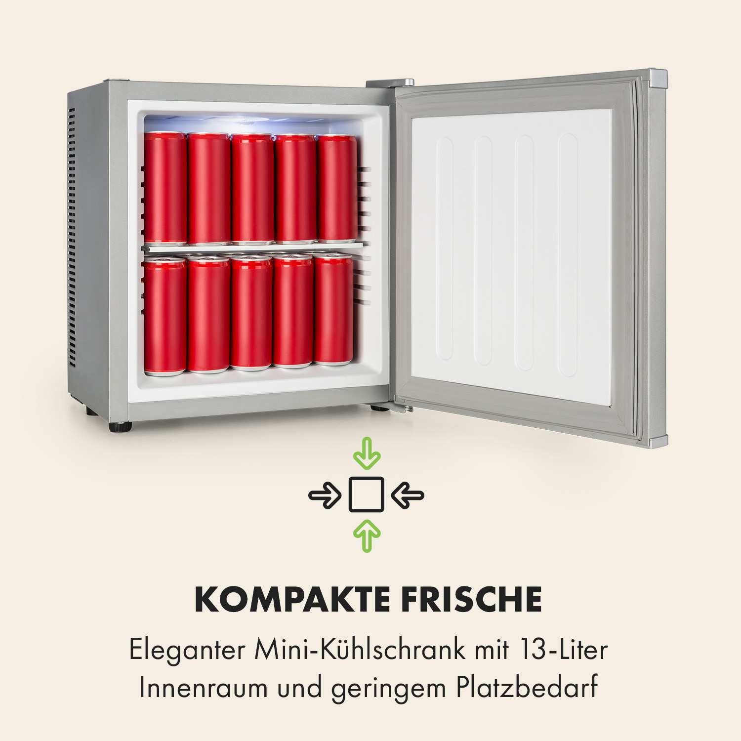 Ein silberner Mini-Kühlschrank mit roten Dosen im Inneren ist offen zu sehen.