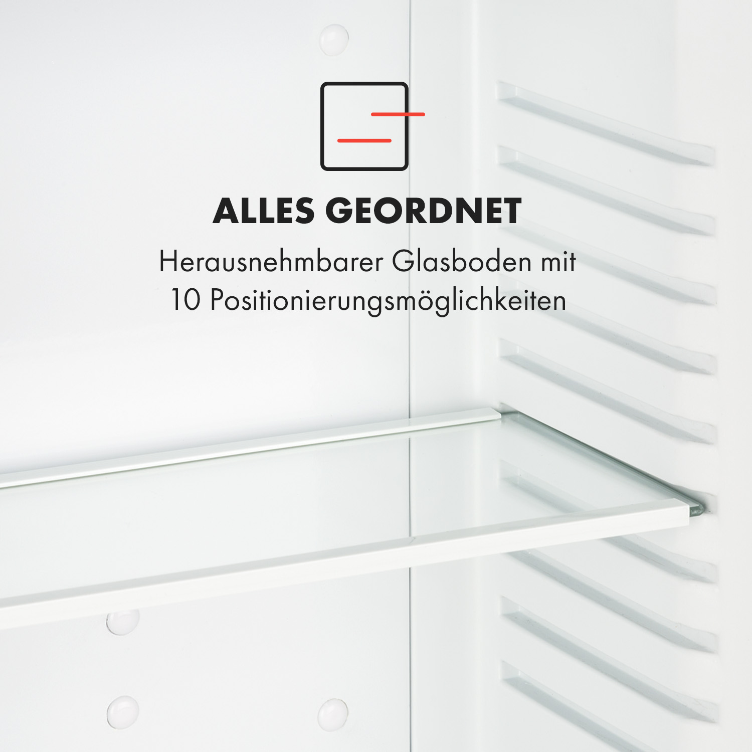 Weißer Kühlschrankinnenraum. Glasregal und weißes Innere.