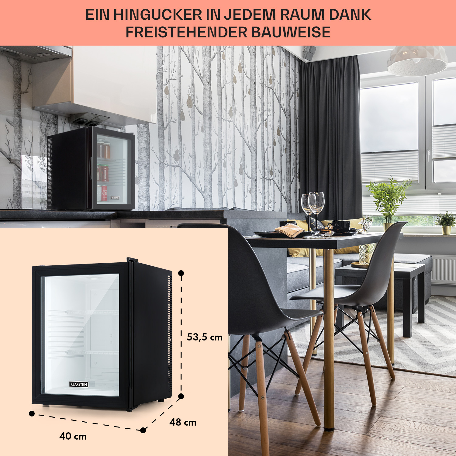 Ein schwarzer Mini-Kühlschrank neben einem Tisch mit Stühlen.