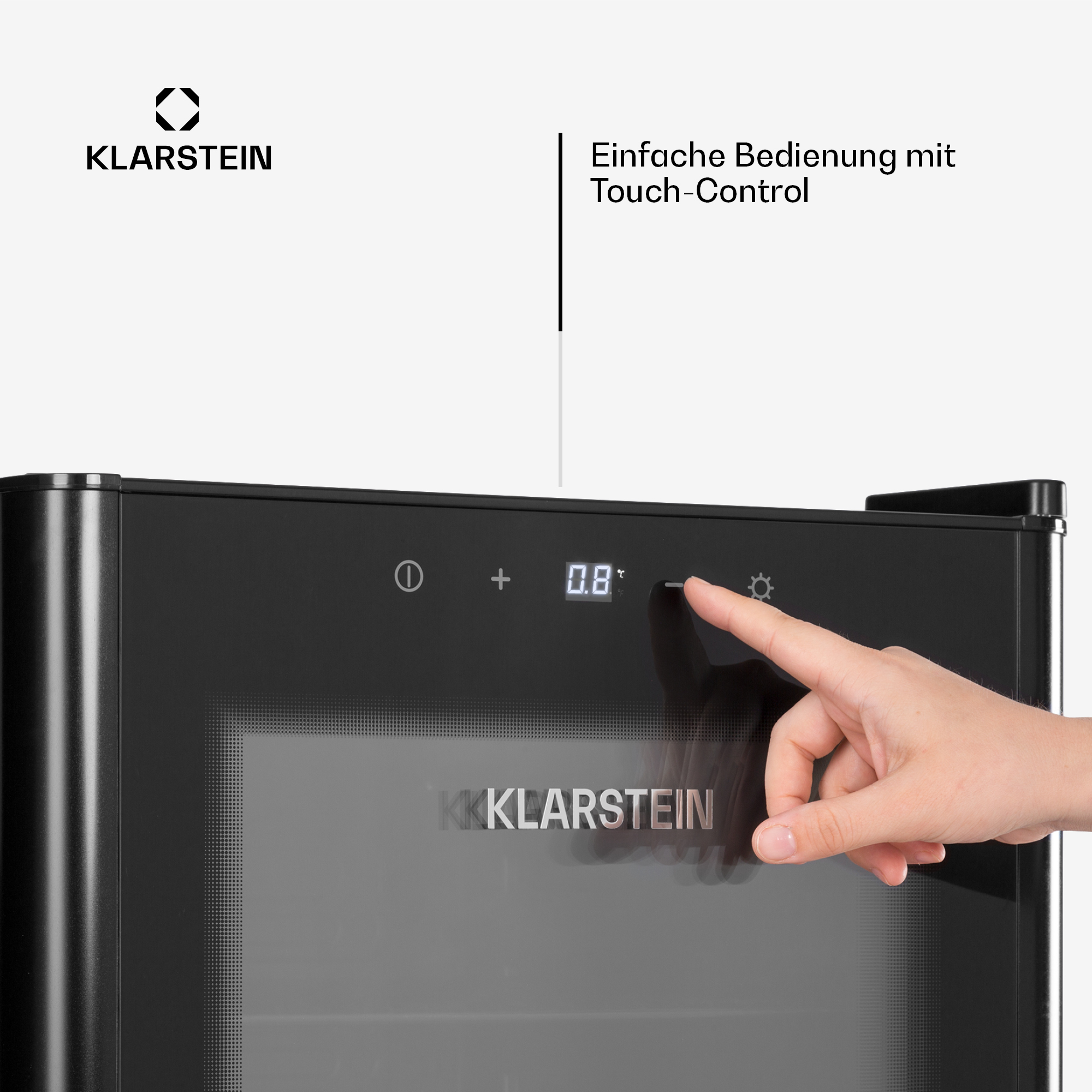 Nahaufnahme eines schwarzen Geräte-Touchscreens. Eine Hand berührt den Bildschirm, der die Temperatur anzeigt.