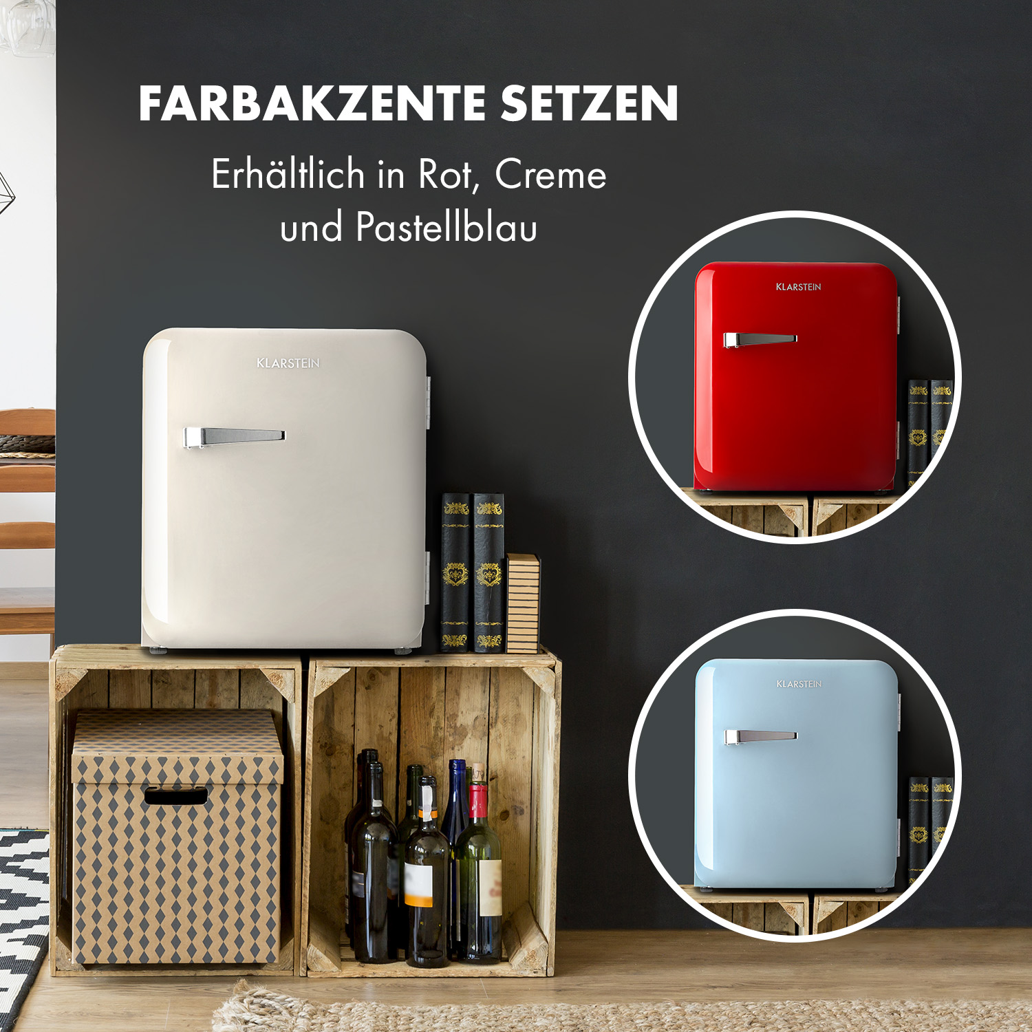 Mini-Kühlschrank in Creme, Rot und Blau. Auf Holzkisten mit Flaschen und Kisten. Schwarzer Wandhintergrund.