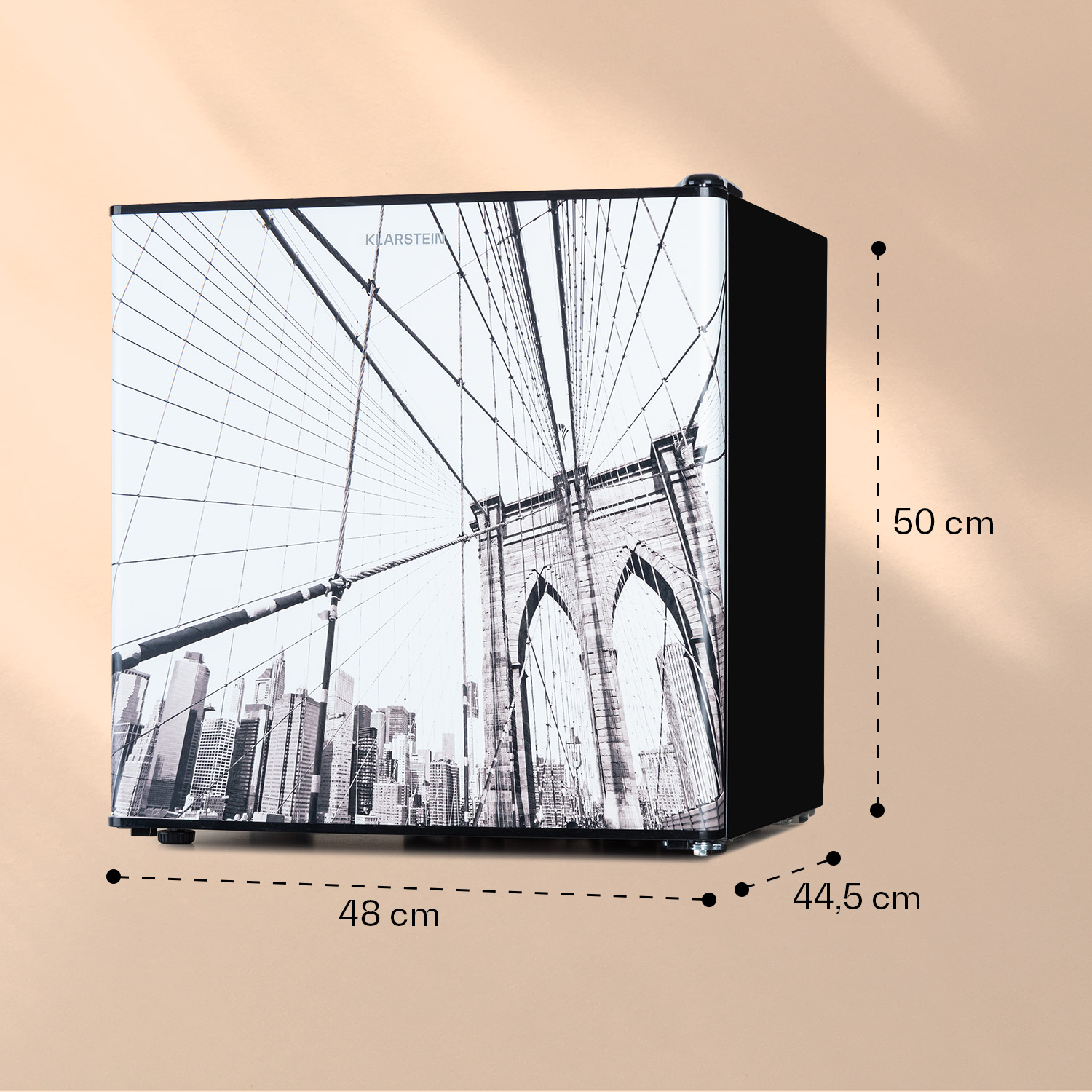 Ein schwarzer Mini-Kühlschrank mit Brooklyn Bridge Bild. Maße sind angegeben.