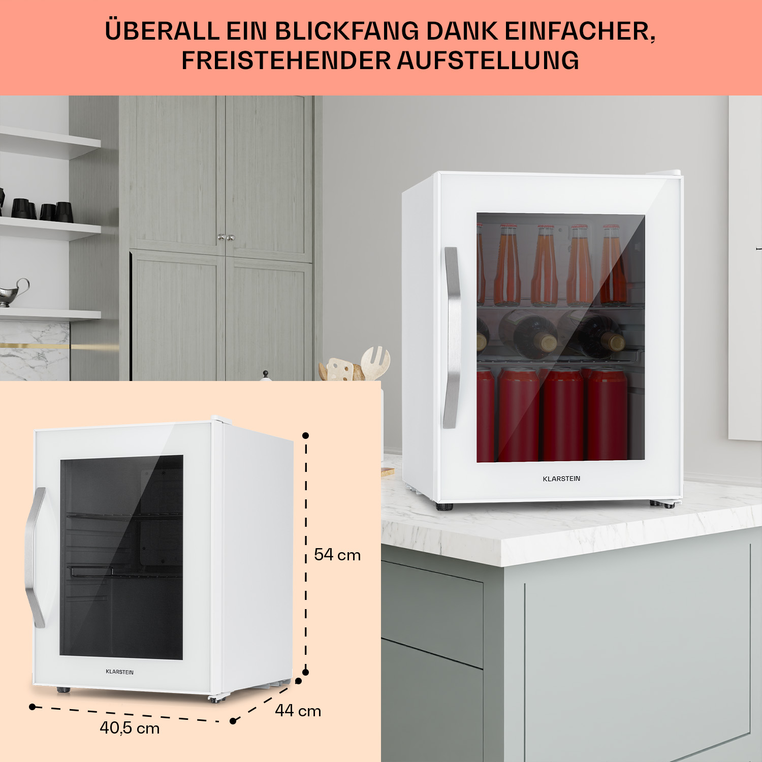 Mini frigo bianco con porta a vetro. Mostra lattine e bottiglie all'interno.
