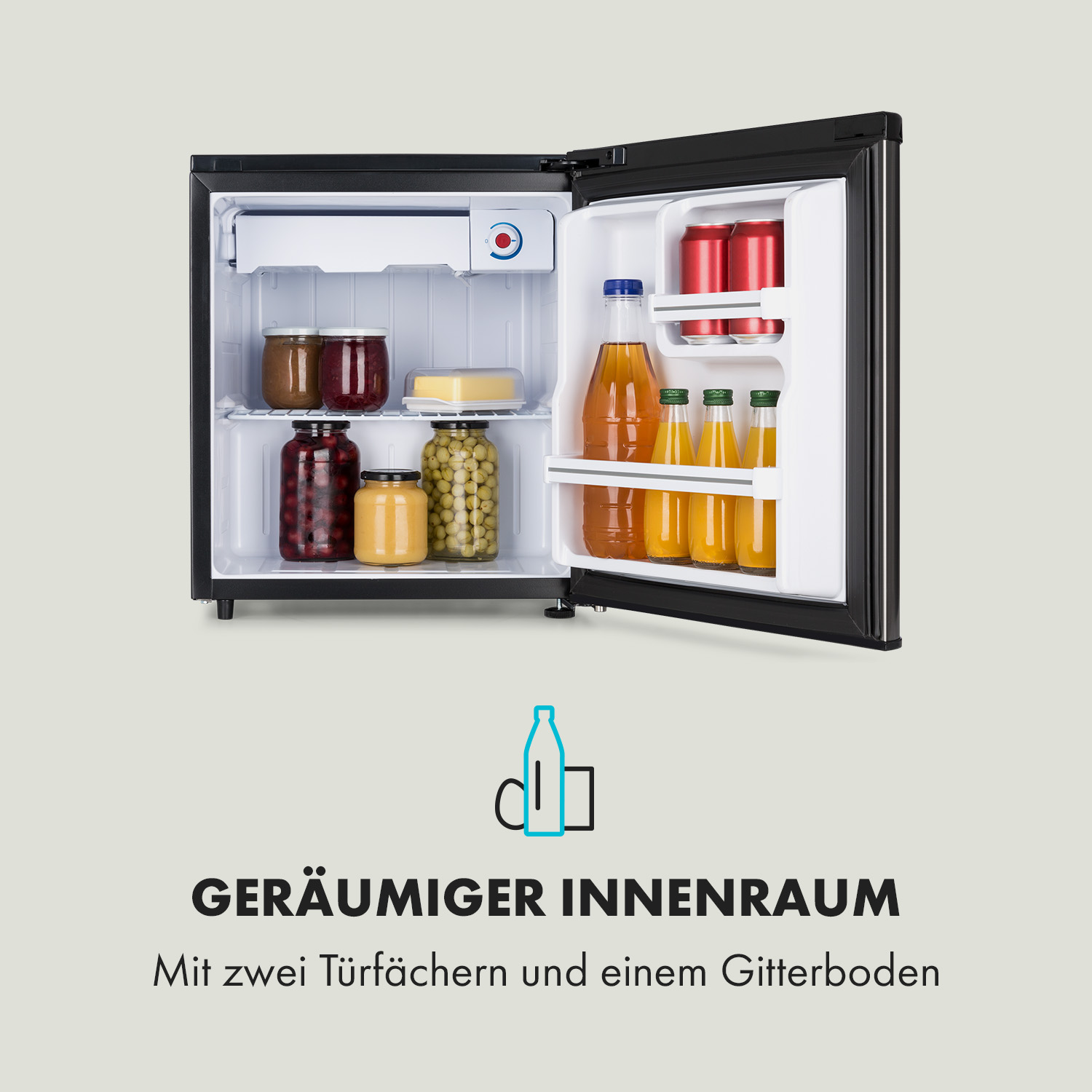 Minikühlschrank geöffnet, Inhalt: Gläser, Flaschen und Dosen. Schwarze Außenseite. Weiße Innenseite.