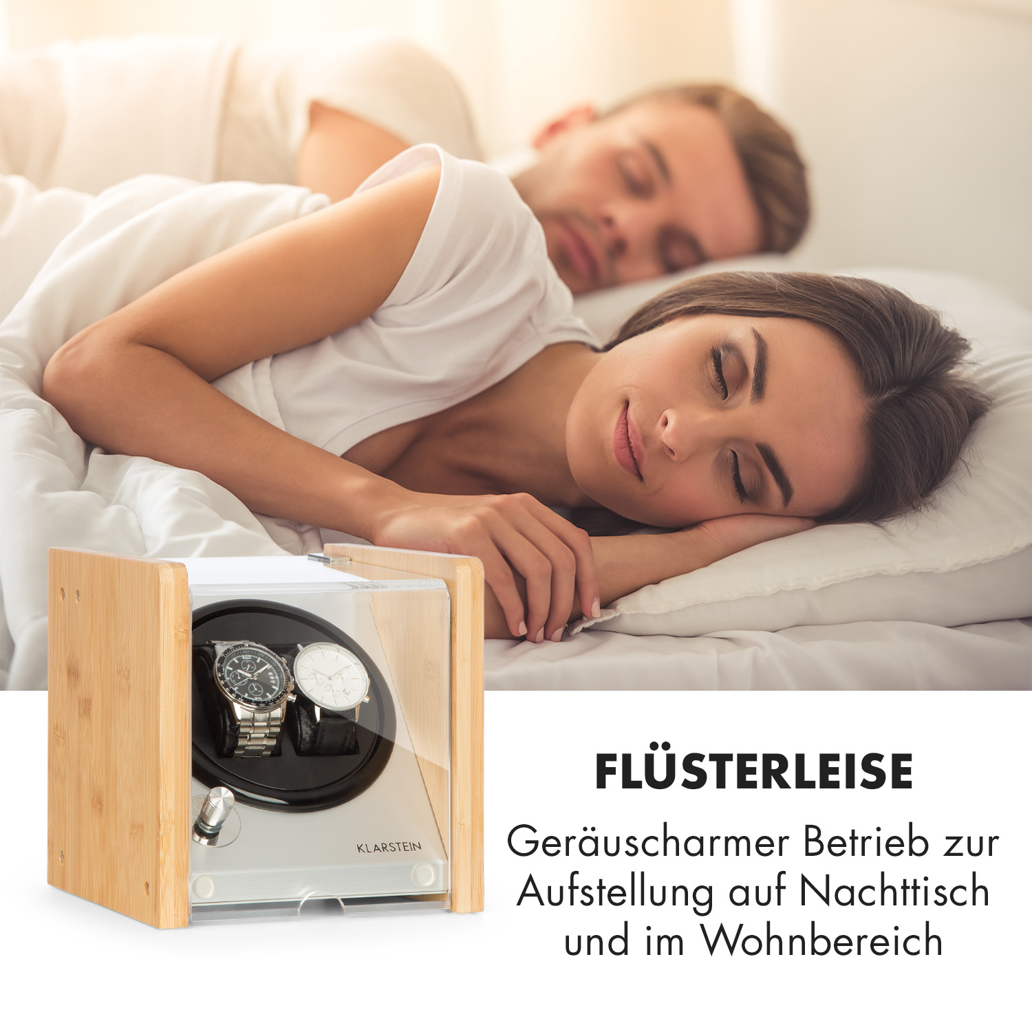Ein Paar schläft im Bett. Links befindet sich ein Uhrenbeweger mit zwei Uhren.