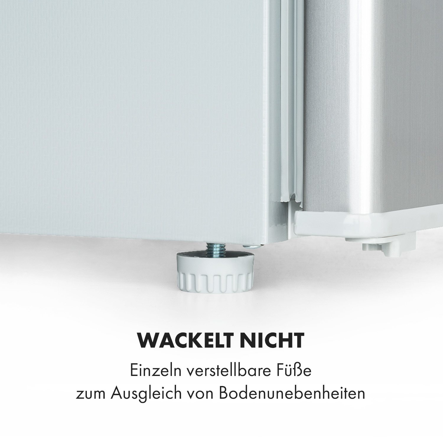 Nahaufnahme eines Kühlschrankfußes, Textüberlagerung.