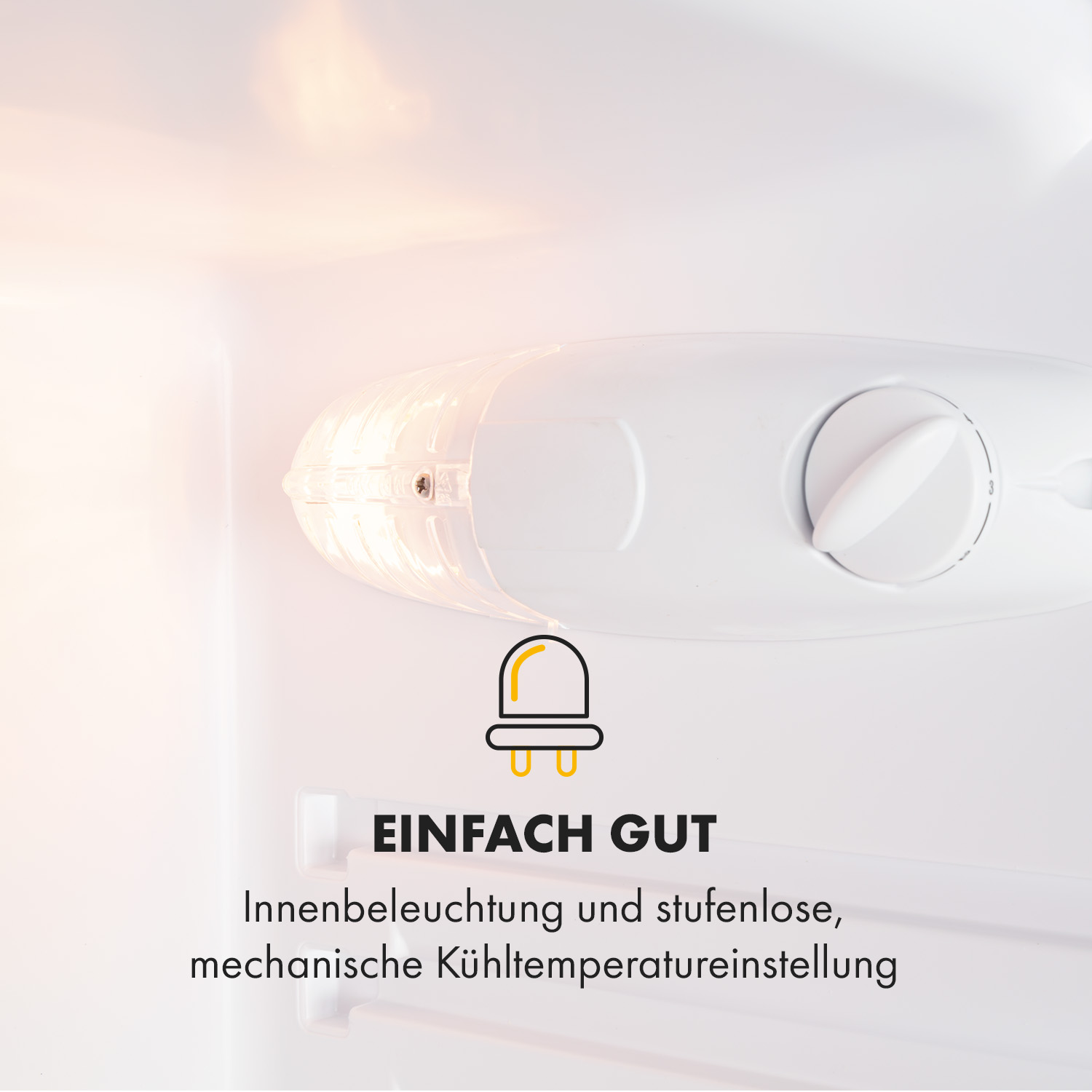 Interno di un mini frigo con una luce e una manopola di controllo della temperatura. Bianco.