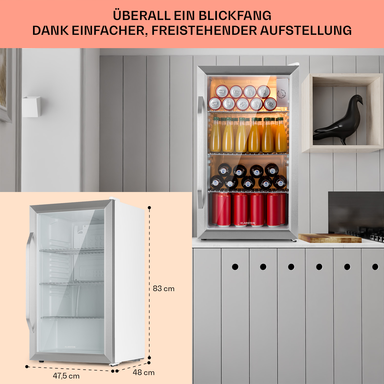 Kühlschrank mit Getränken, neben einer Wand mit Regalen und einem Dekoartikel.