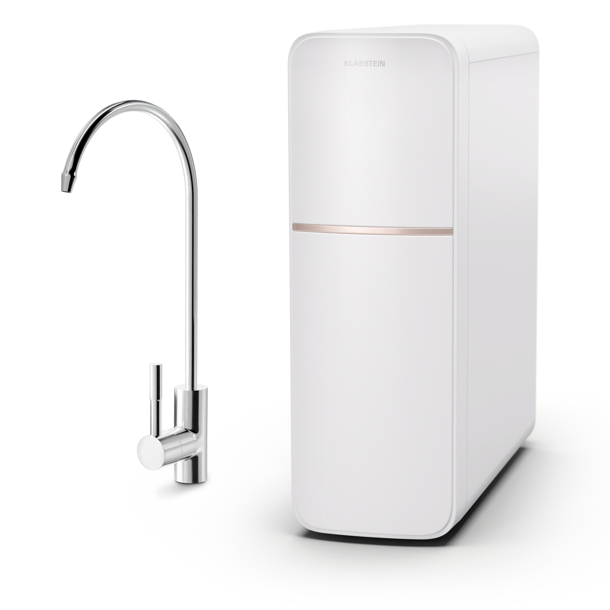 Weißes Wasserfiltersystem mit verchromtem Wasserhahn auf weißem Hintergrund.