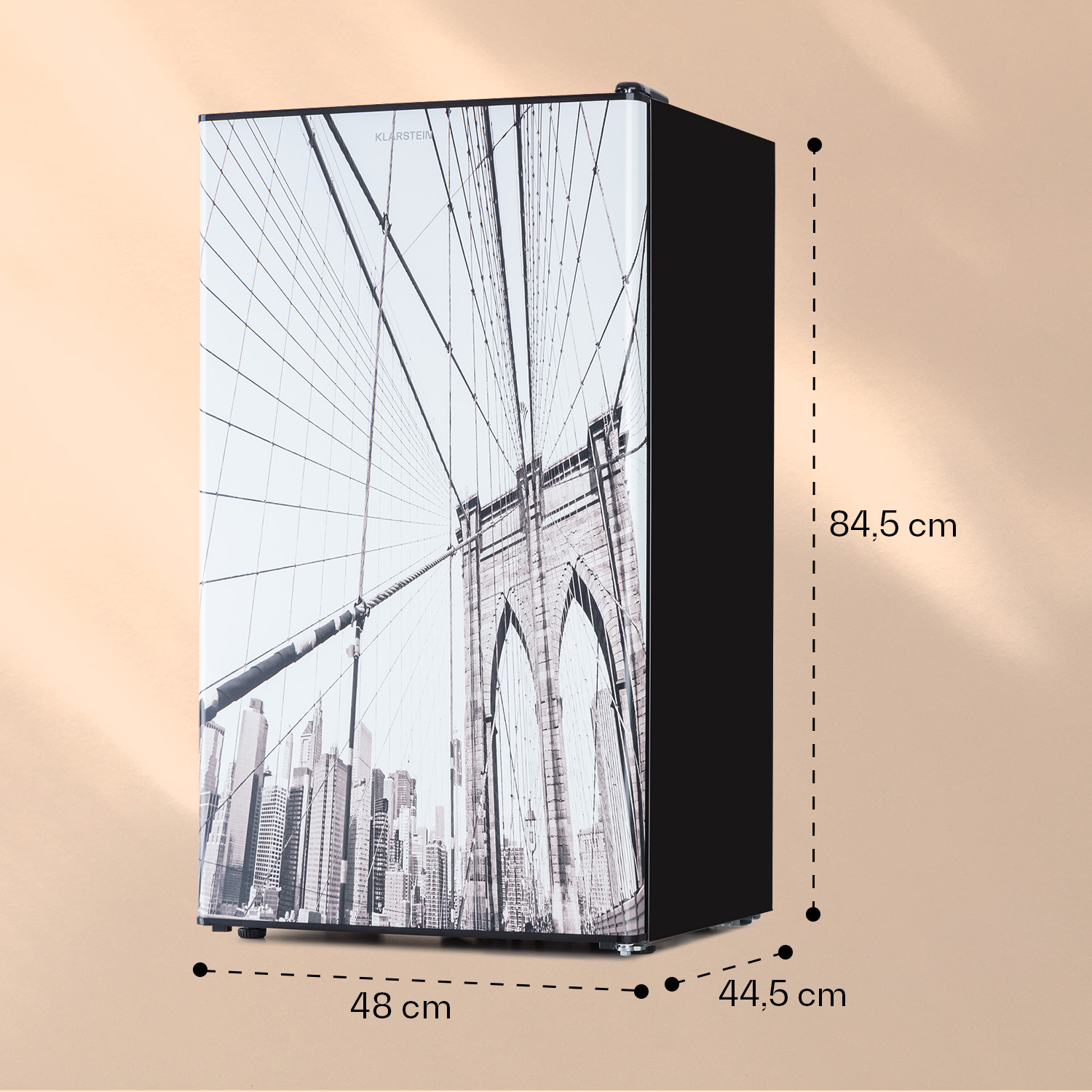 Frigorifero nero con dimensioni, su sfondo beige.