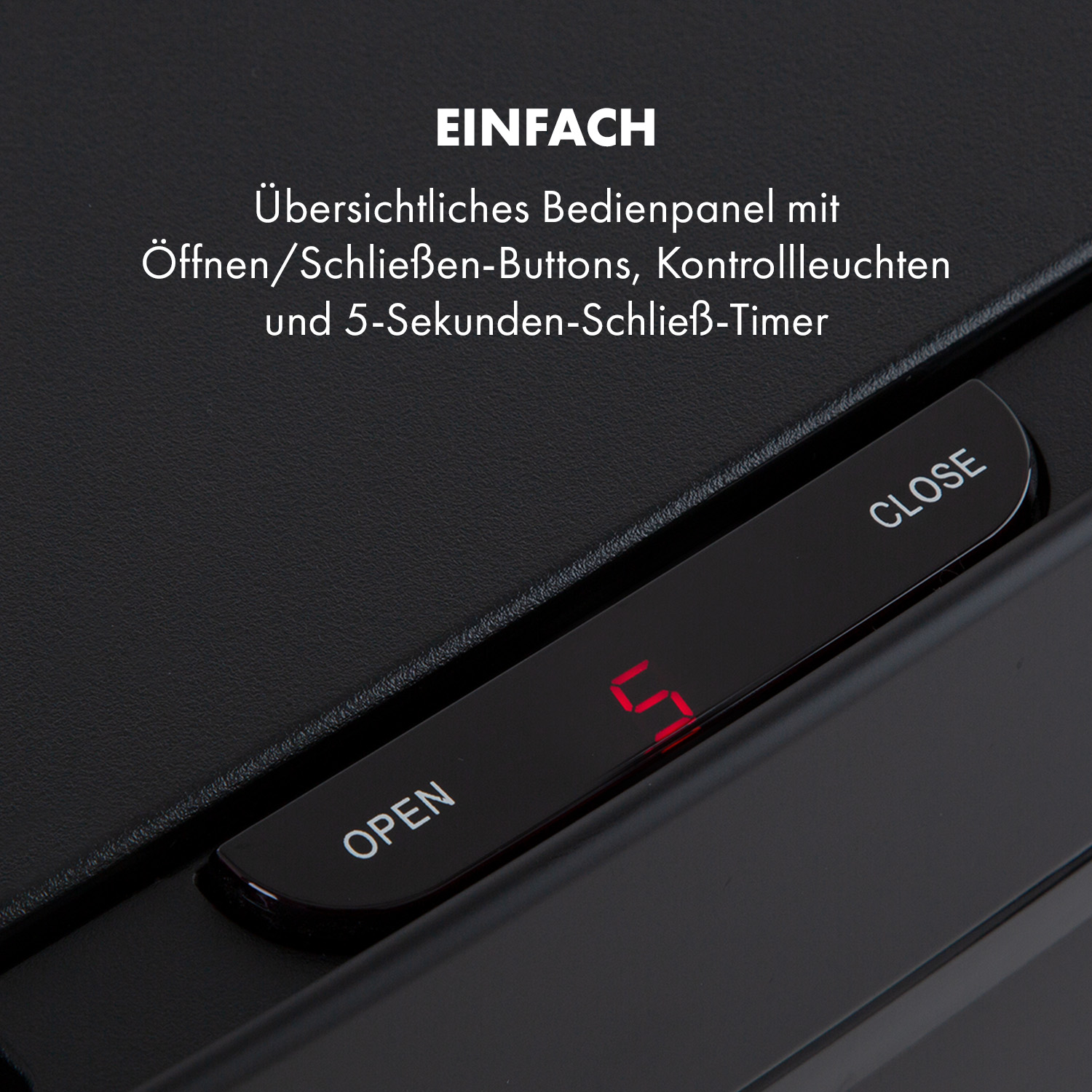 Nahaufnahme eines schwarzen Gerätebedienfelds. Es zeigt eine rote Zahl '5' und die Wörter 'OPEN' und 'CLOSE'.