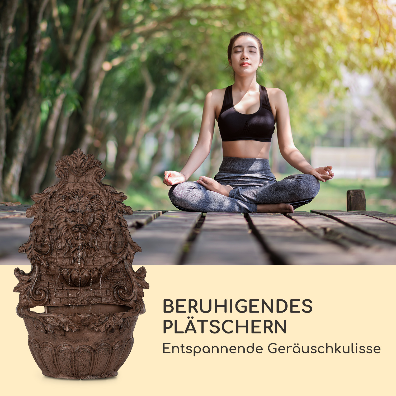 Mujer meditando cerca de una fuente. La fuente tiene un diseño de cara de león.