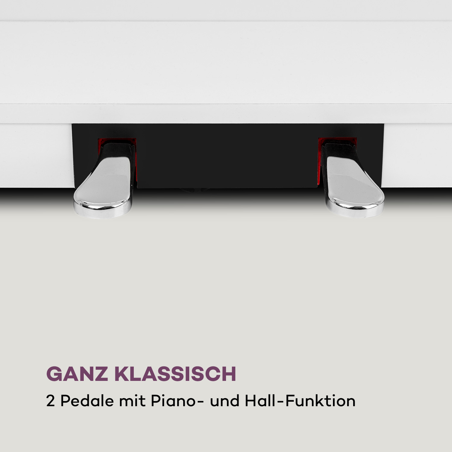 Nahaufnahme von zwei glänzenden silbernen Klavierpedalen auf einem weißen Klavier. Schwarzer Raum zwischen ihnen.