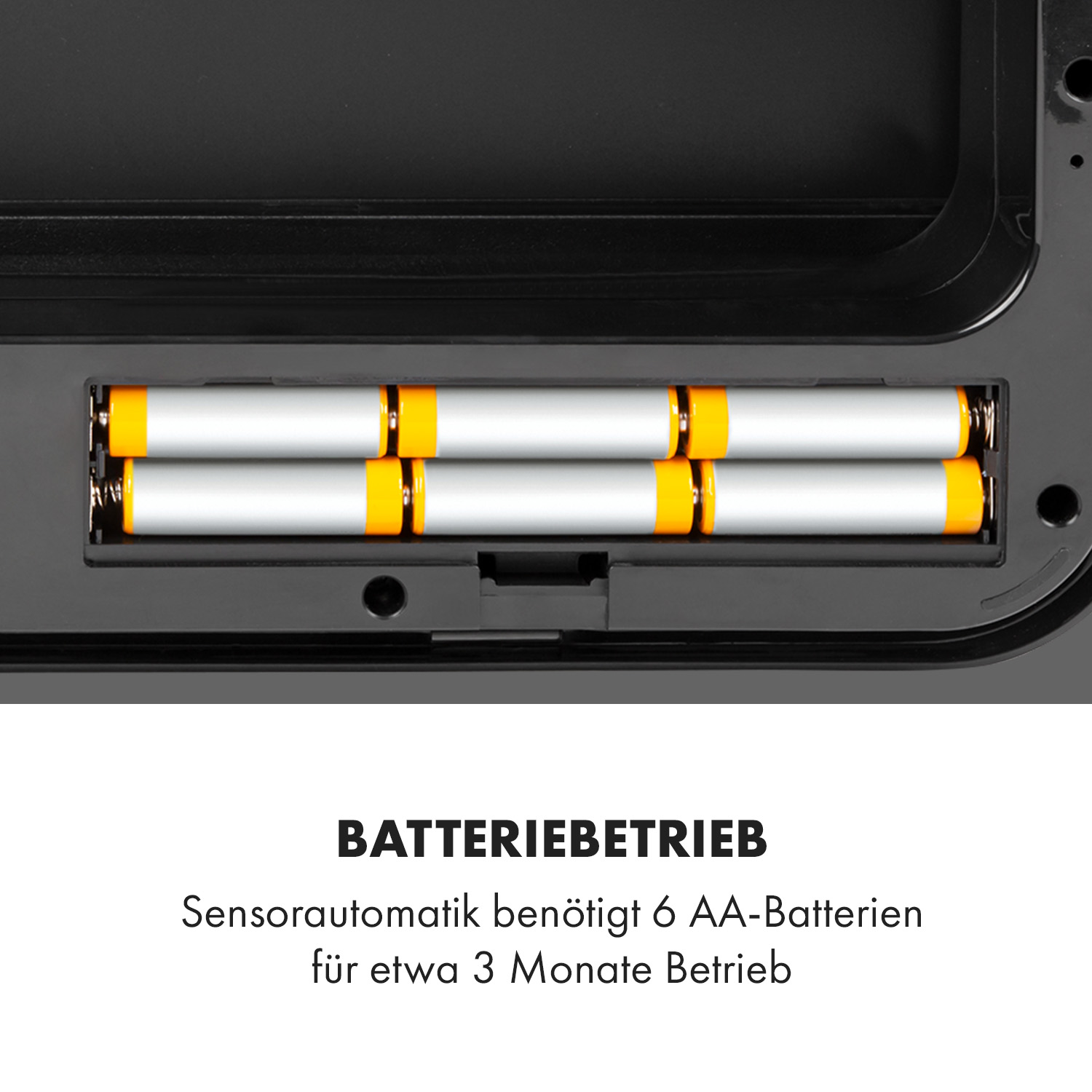L'interno di un dispositivo che mostra le batterie. Sono visibili sei batterie AA.