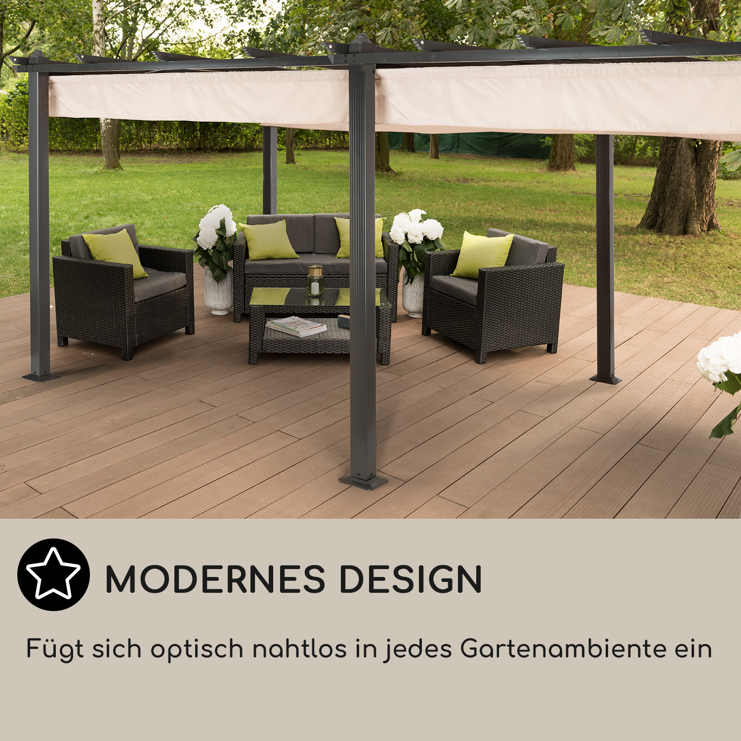 Terrasse mit Sofa, zwei Stühlen, Tisch und cremefarbenem Baldachin.
