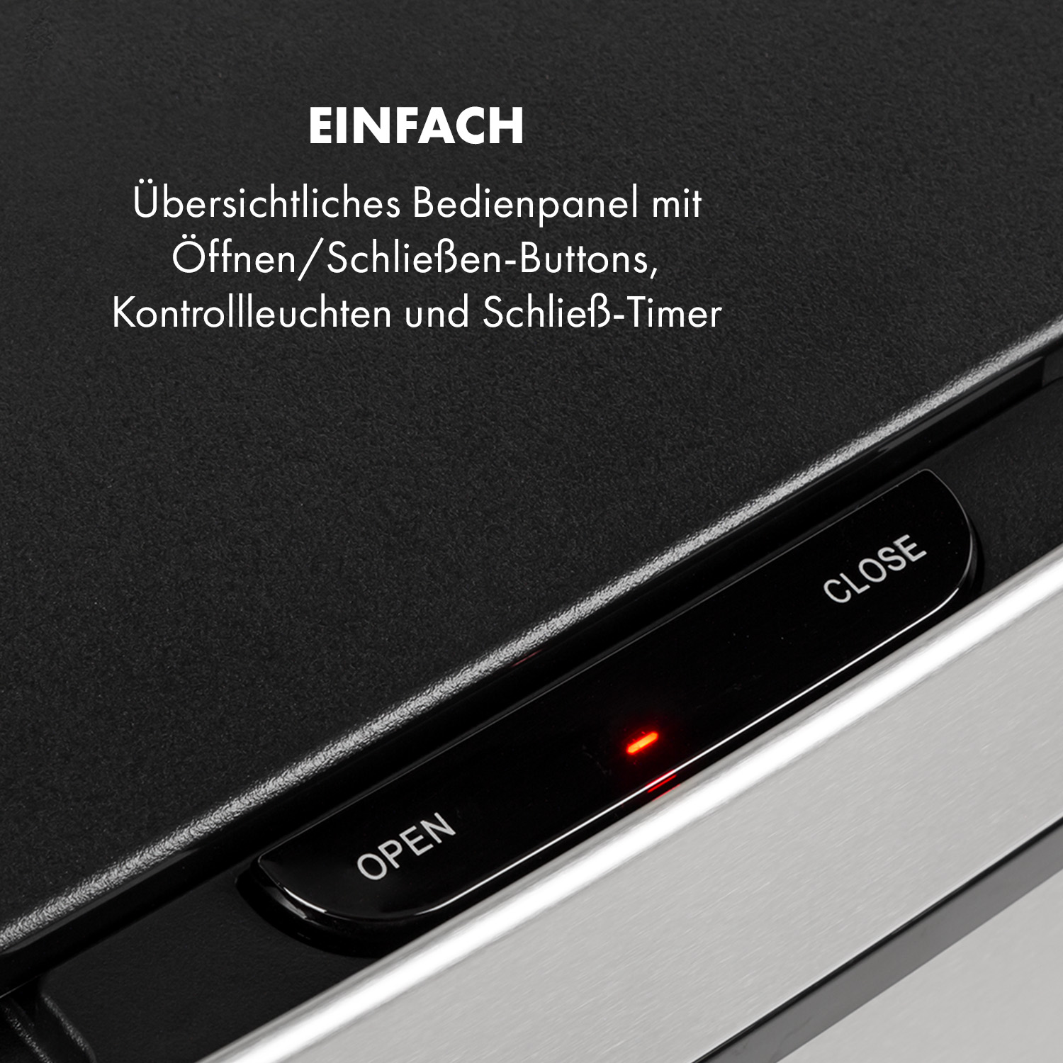 Eine Person hält ein Telefon mit Lautsprecher und Dekoration.