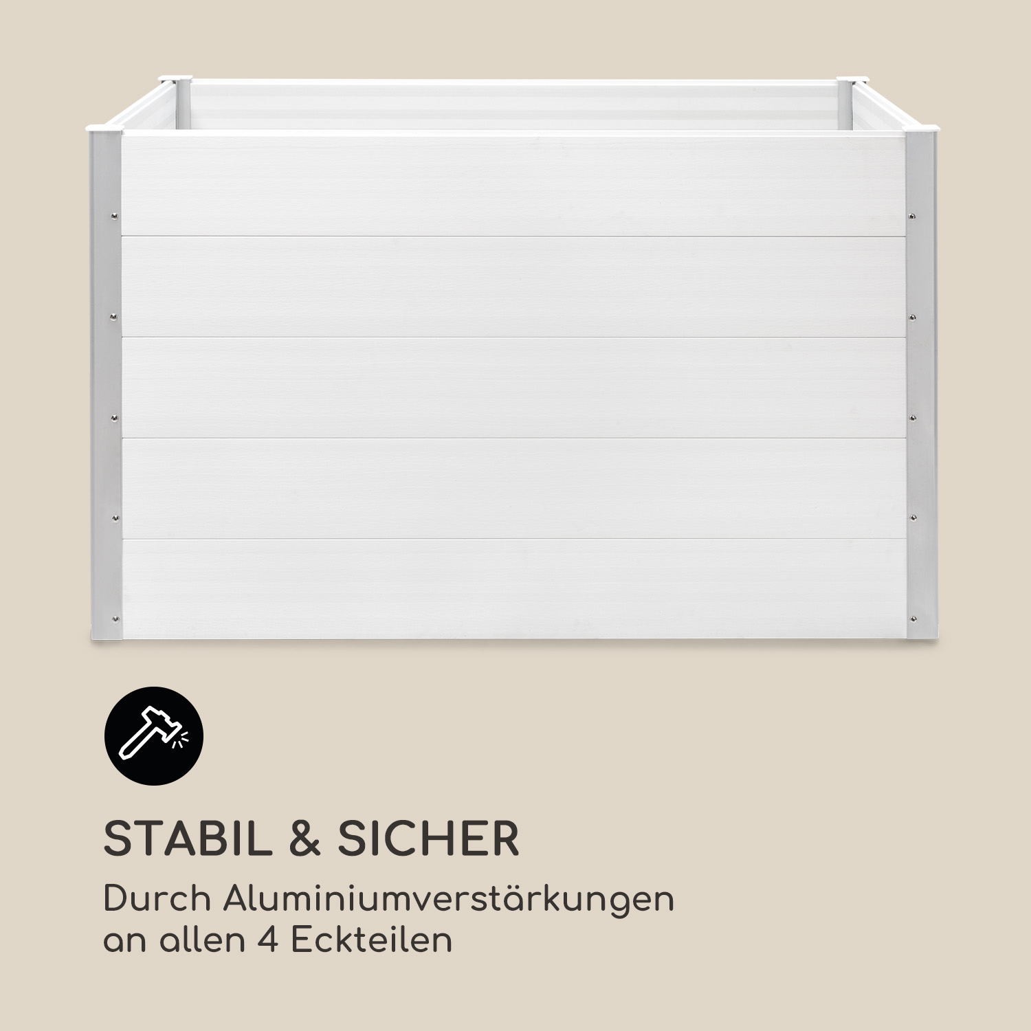 Weißer Pflanzkasten mit horizontalen Brettern. Ein Logo zeigt Hammer und Schraubenschlüssel.