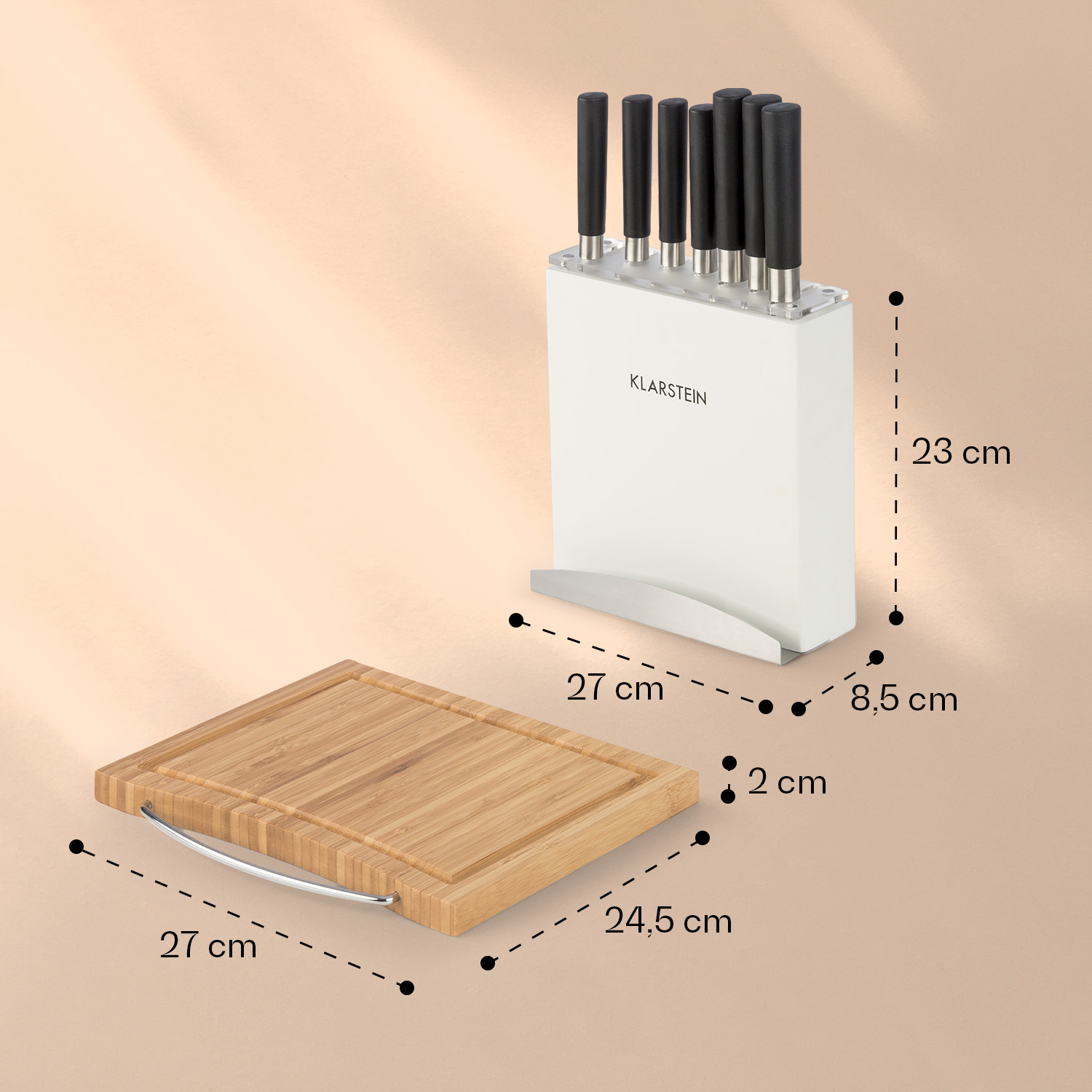 Messerblock mit Messern und ein Holzschneidebrett.