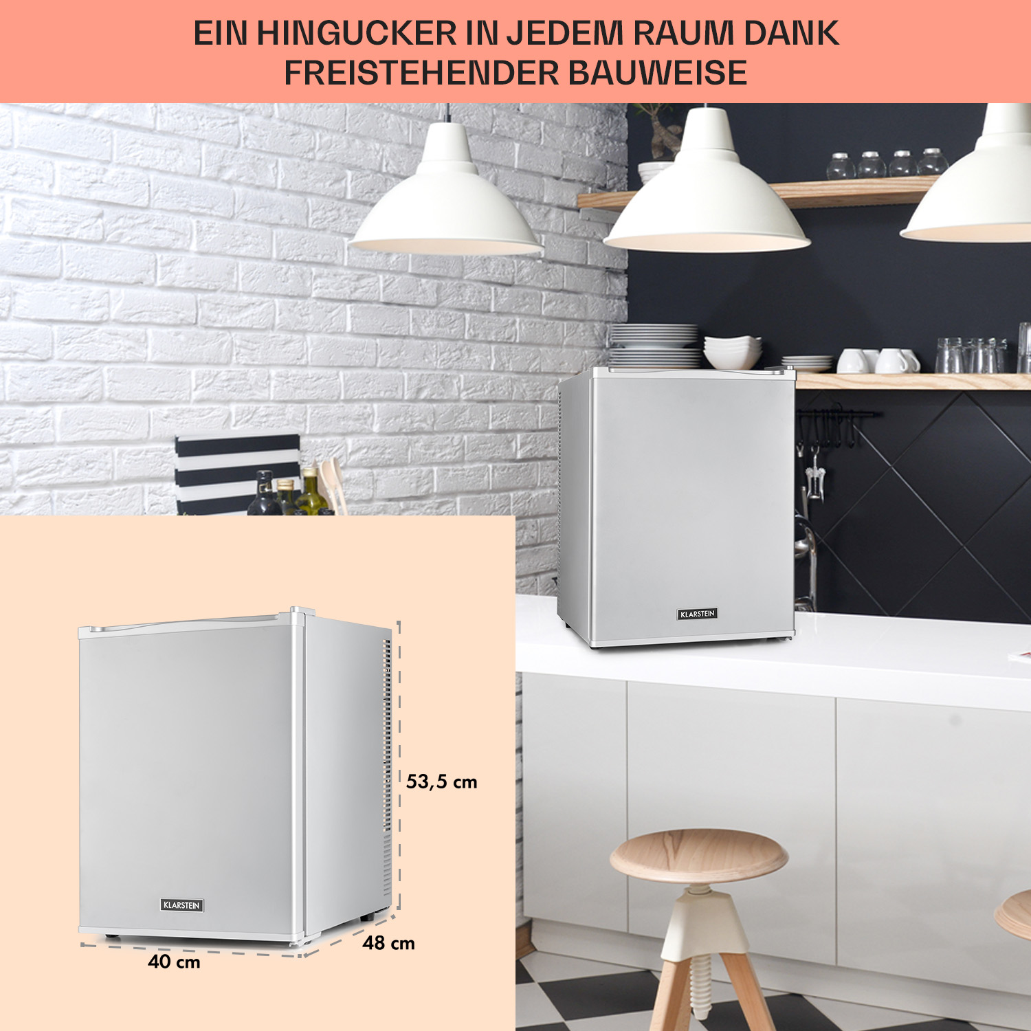 Ein weißer Mini-Kühlschrank in einem Raum, mit Abmessungen, unter Pendelleuchten.