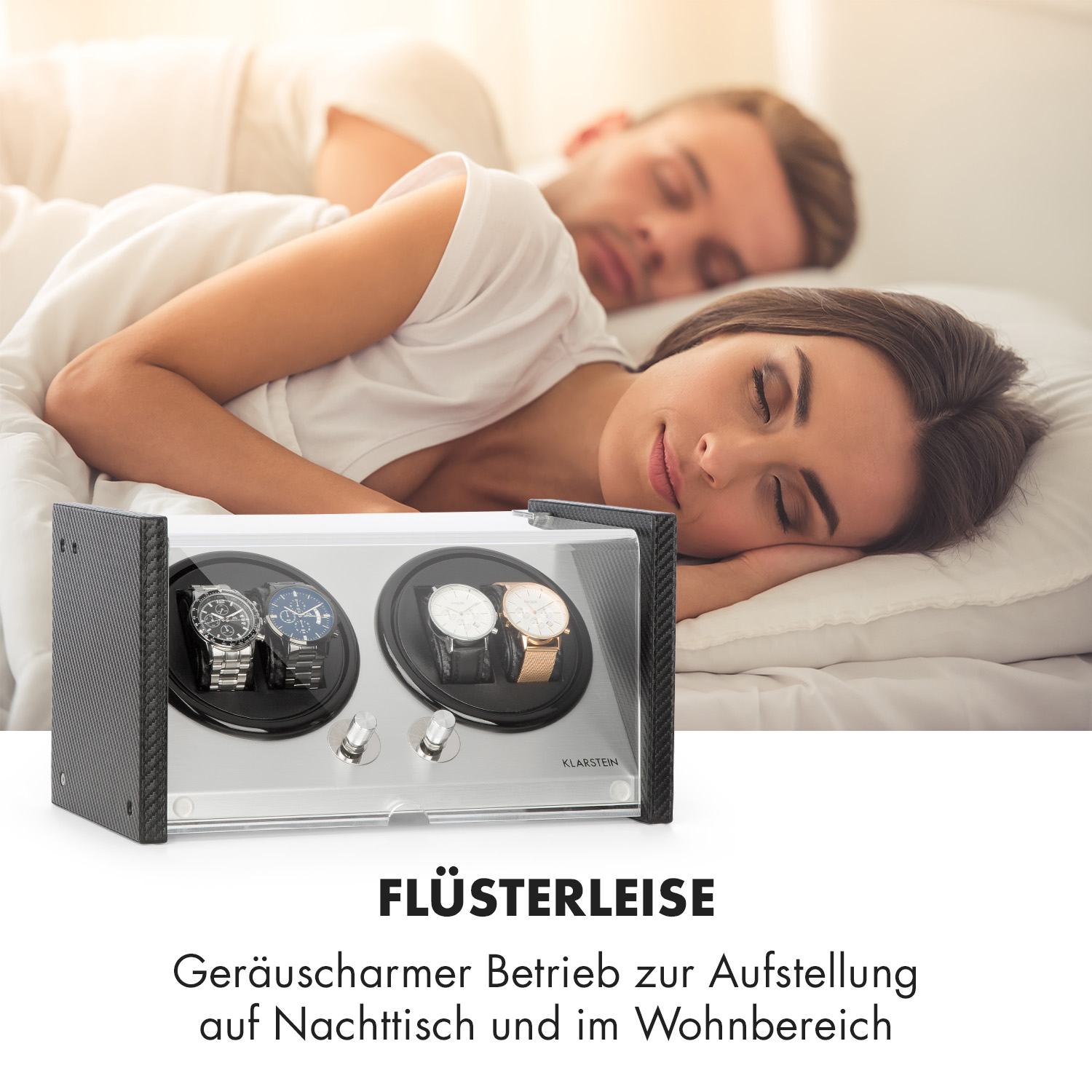 Ein Uhrenbeweger mit zwei Uhren, im Hintergrund schläft ein Paar.