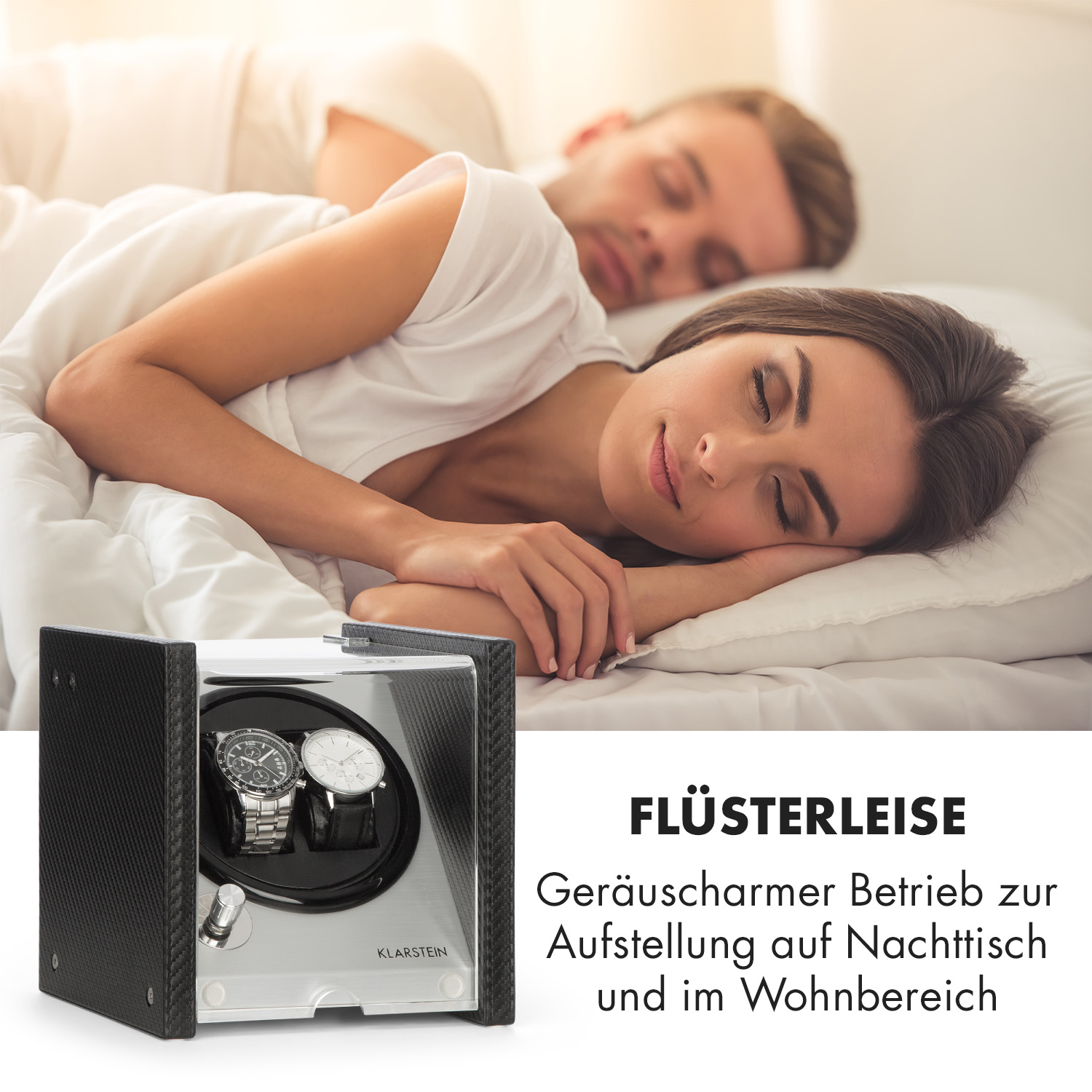 Ein Paar schläft im Bett. Ein Uhrenbeweger mit zwei Uhren steht auf einem Nachttisch.