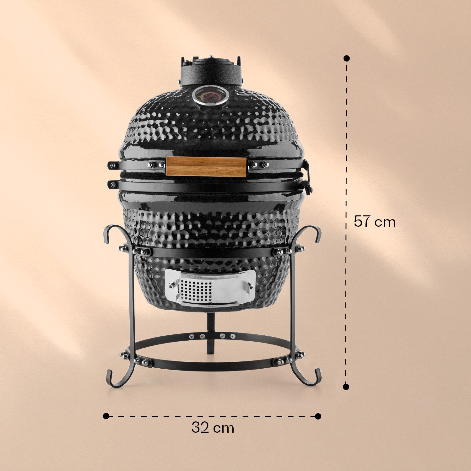 Schwarzer Keramikgrill mit Abmessungen auf beigem Hintergrund. Der Grill hat einen Holzgriff.