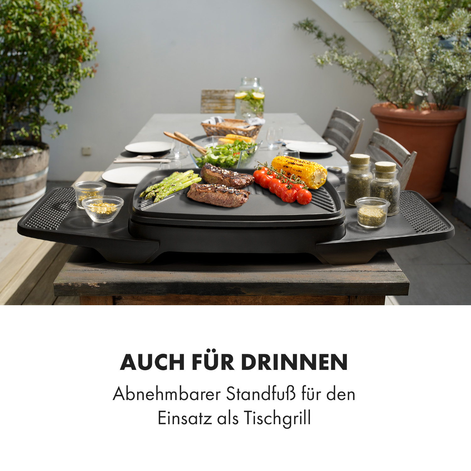 Ein Holzkohlegrill mit offenem Deckel und einem Huhn darin.