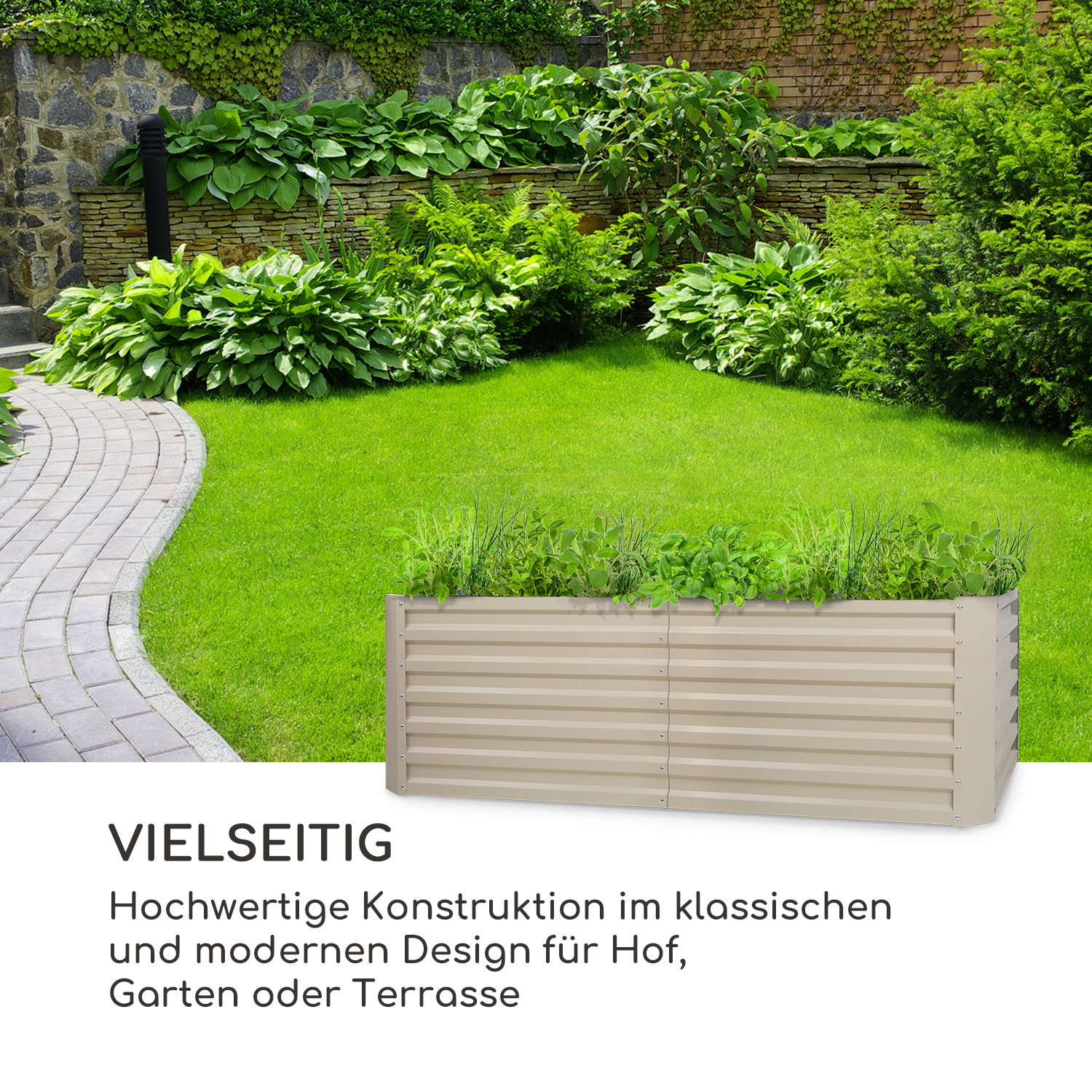 Erhöhtes Gartenbeet mit Pflanzen. Grünes Gras und Steinmauer im Hintergrund.