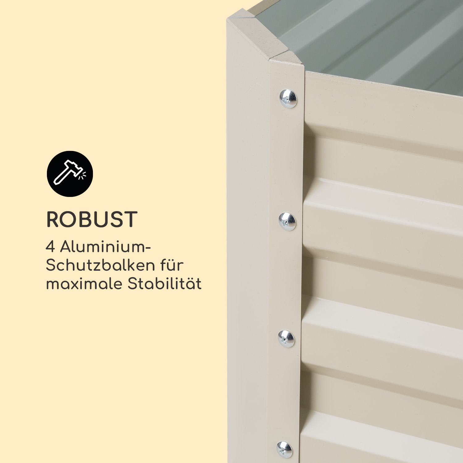 Ecke eines beigen Metall-Gartenbeets mit Schrauben. Das Beet hat ein geripptes Design.