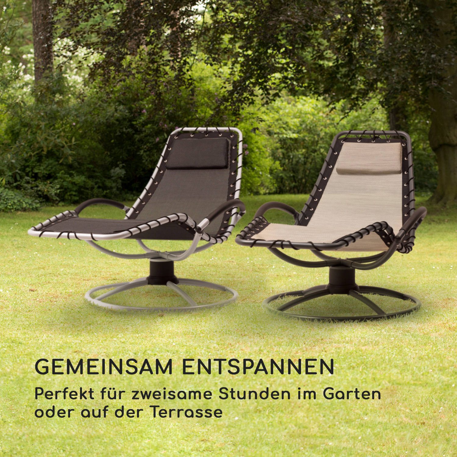 Zwei Schaukelstühle im Freien, grau und beige, auf einer Rasenfläche.