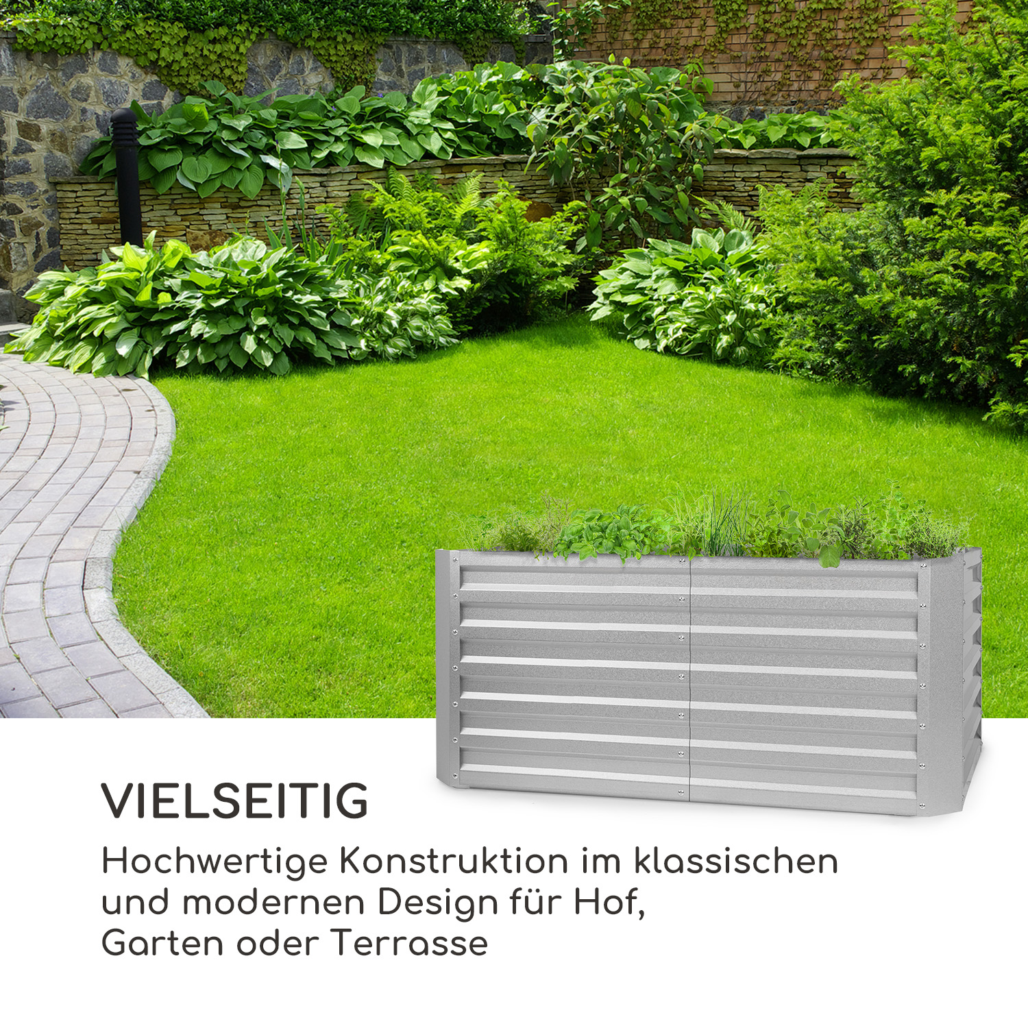 Ein erhöhtes Gartenbeet aus Metall in einem Garten mit grünem Gras und Büschen im Hintergrund.