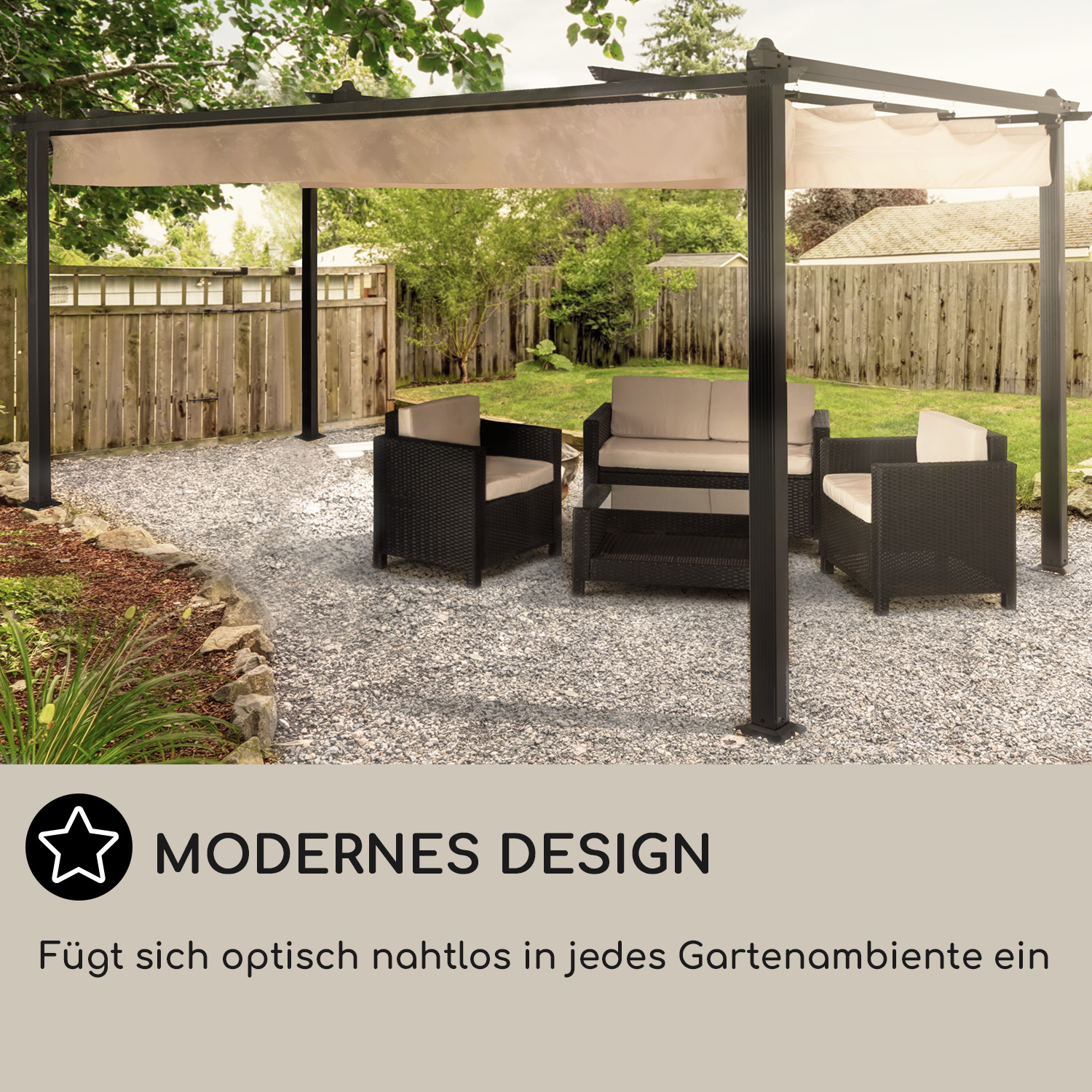 Arredamento patio esterno. Pergola nera con tettoia beige sopra un divano nero su ghiaia. Prato verde.