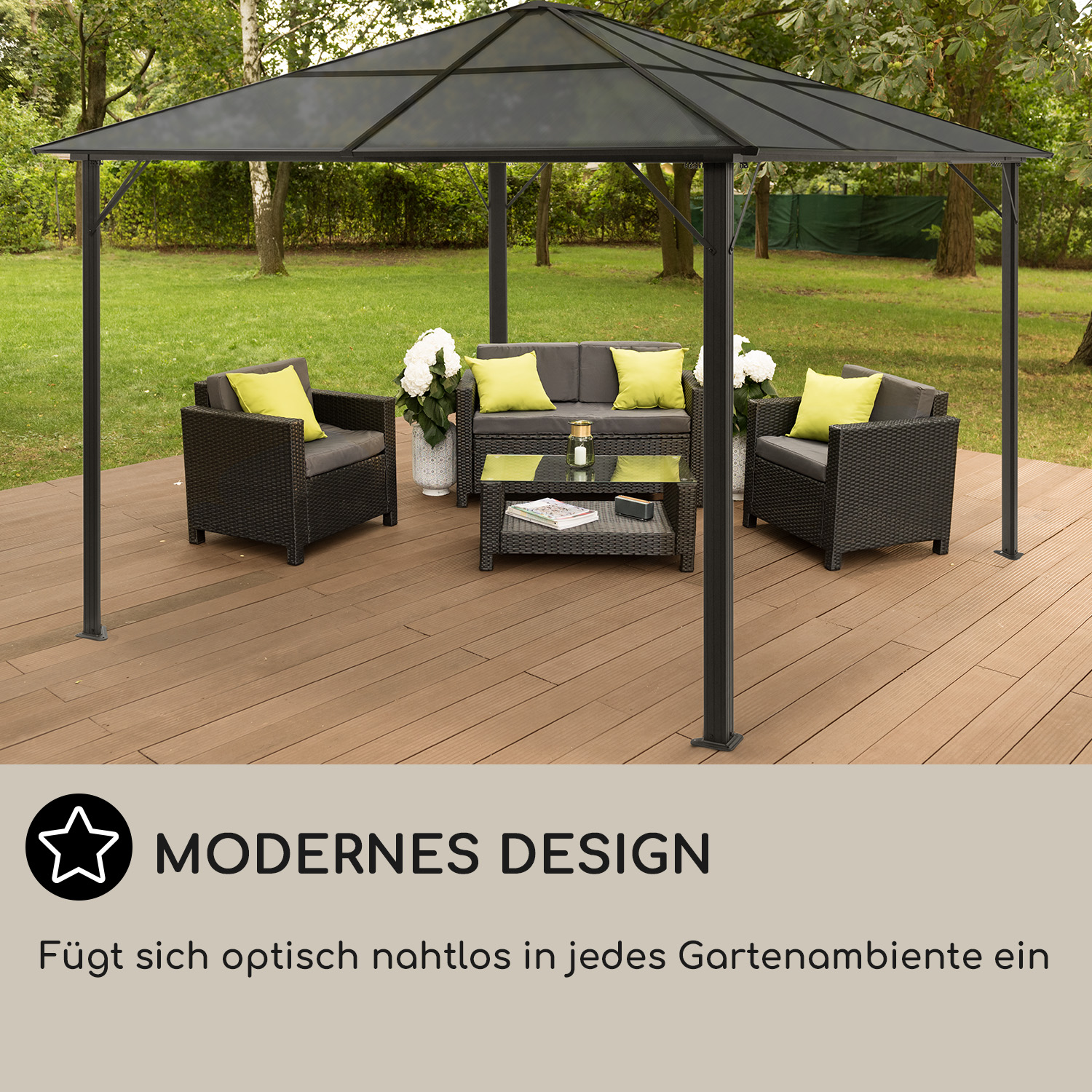 Outdoor-Sitzbereich mit Pavillon. Mit Sofa, Stühlen, Tisch und Pflanzen auf Holzterrasse.