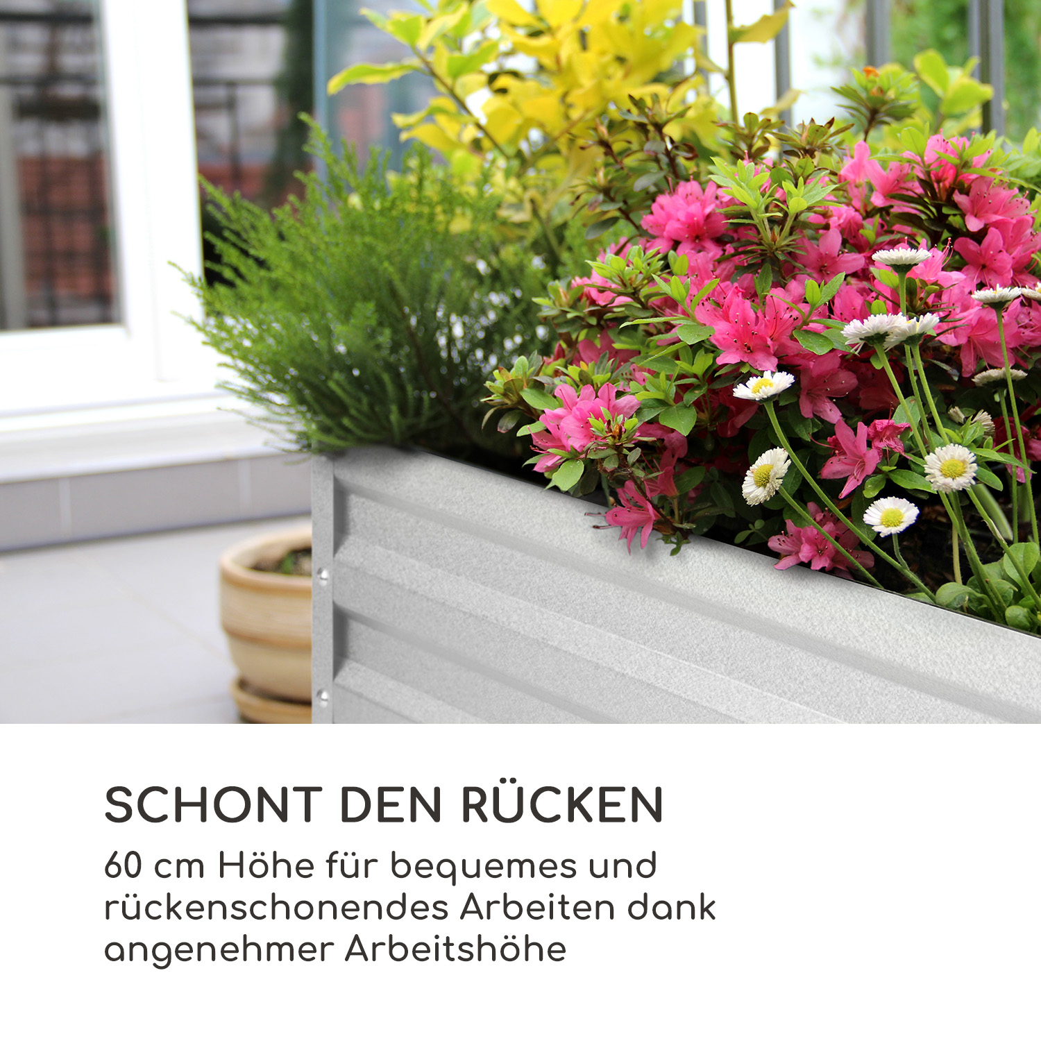 Ein Metall-Gartenpflanzer mit Blumen. Er enthält deutschen Text über komfortable Arbeitshöhe.