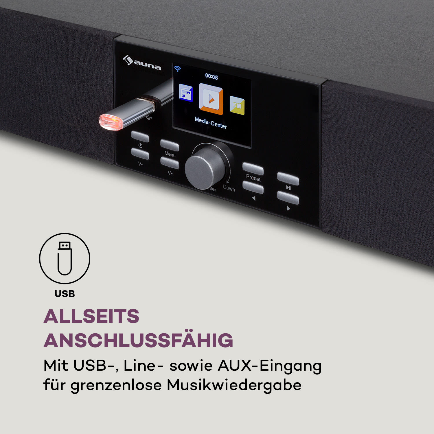 Schwarze Stereoanlage mit eingestecktem USB-Laufwerk und Bildschirm mit Text.