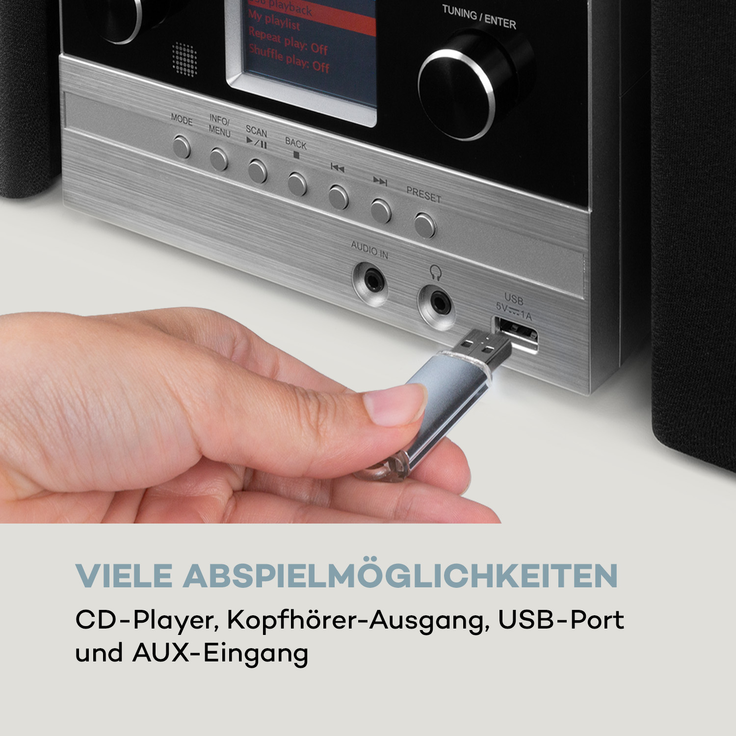 USB-Stick in ein Gerät mit Knöpfen und Anschlüssen gesteckt, Text: 'VIELE ABSPIELMÖGLICHKEITEN'.