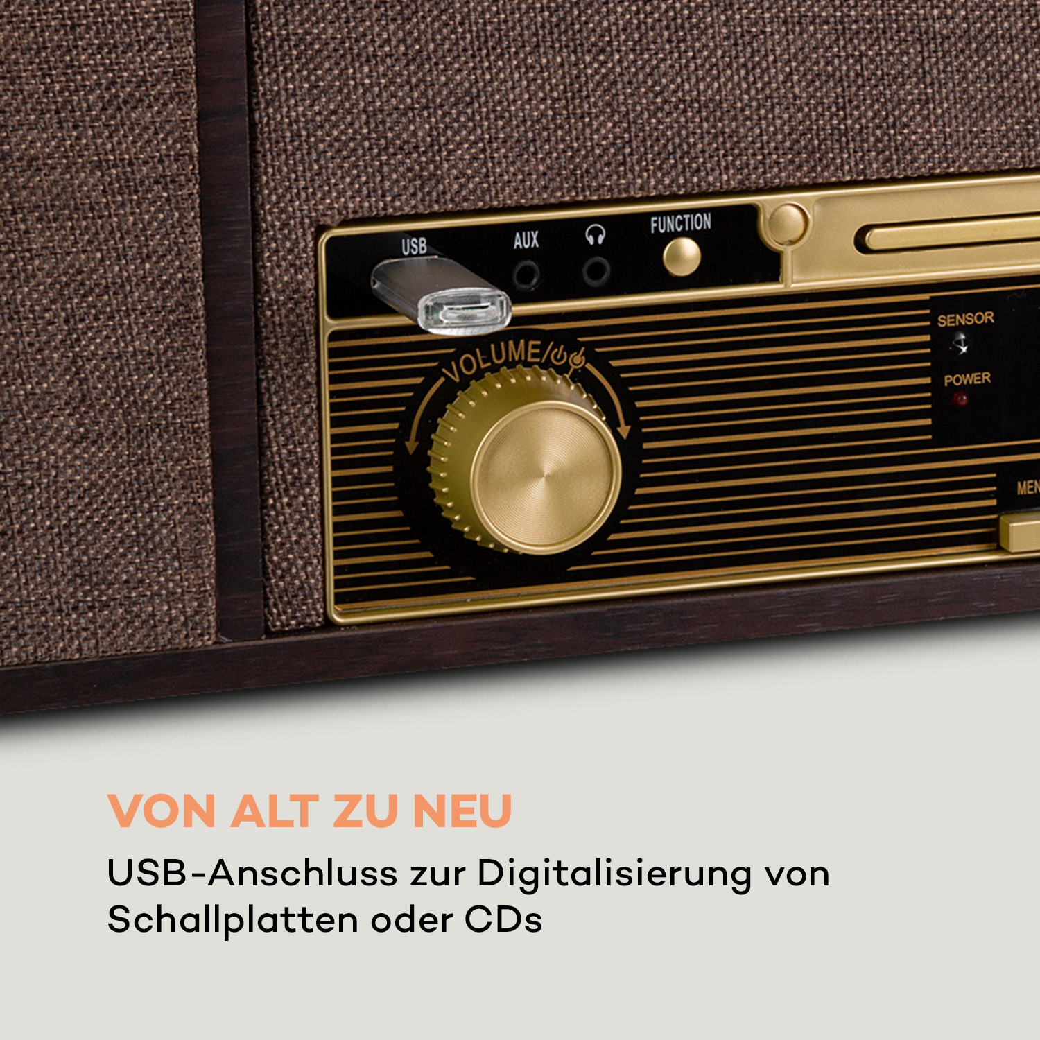 Un primo piano di una radio marrone con un'unità USB e una manopola del volume è mostrato.