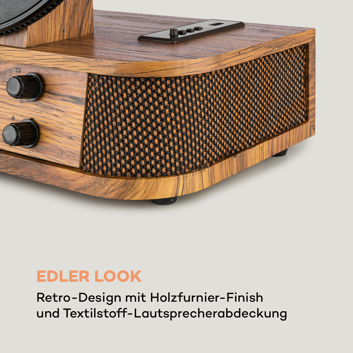 Nahaufnahme eines hölzernen Retro-Lautsprechers mit Text. Der Lautsprecher hat eine Stoffabdeckung.