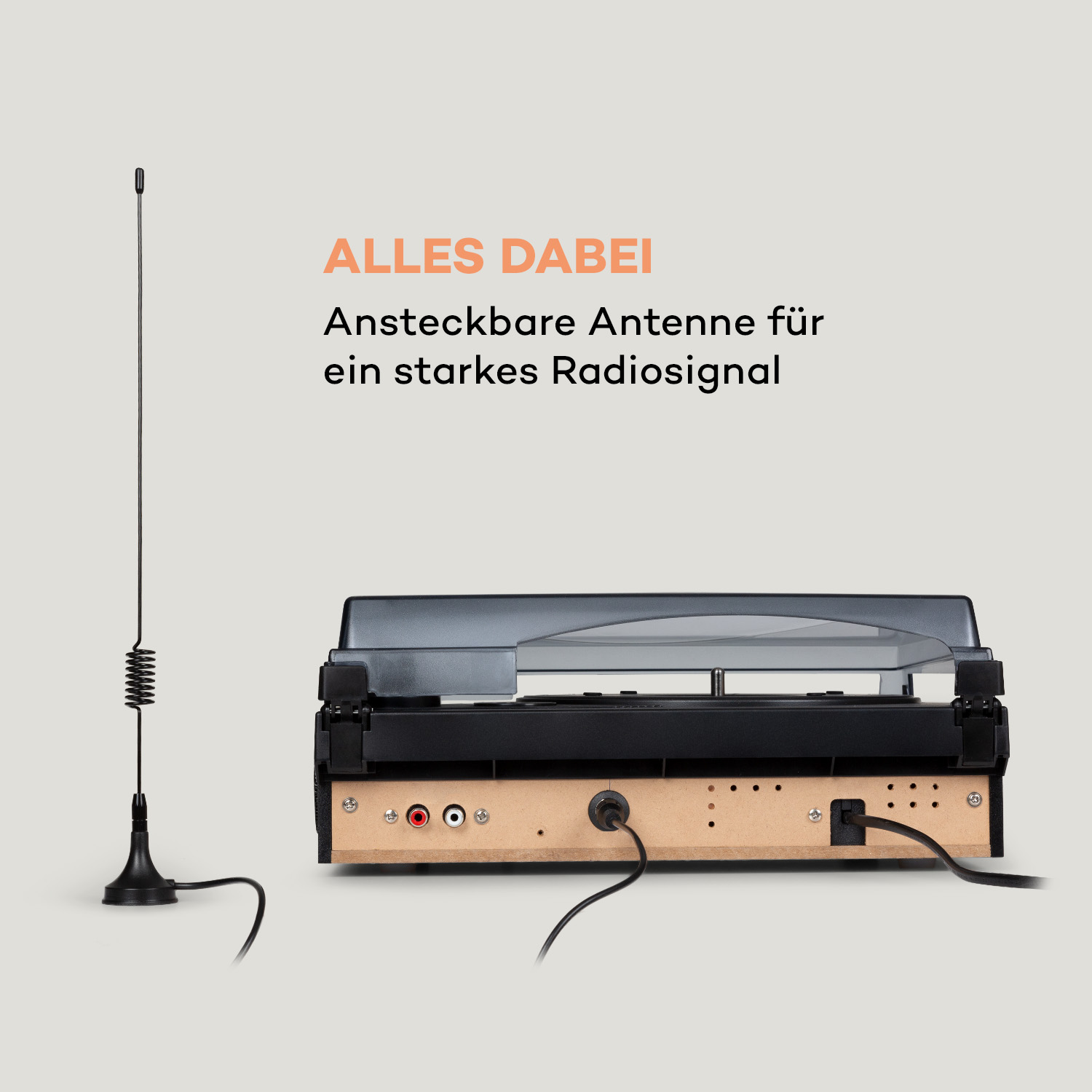 Antenne und Rückseite eines Radios. Text: 'ALLES DABEI'. Die Antenne ist schwarz und hoch.