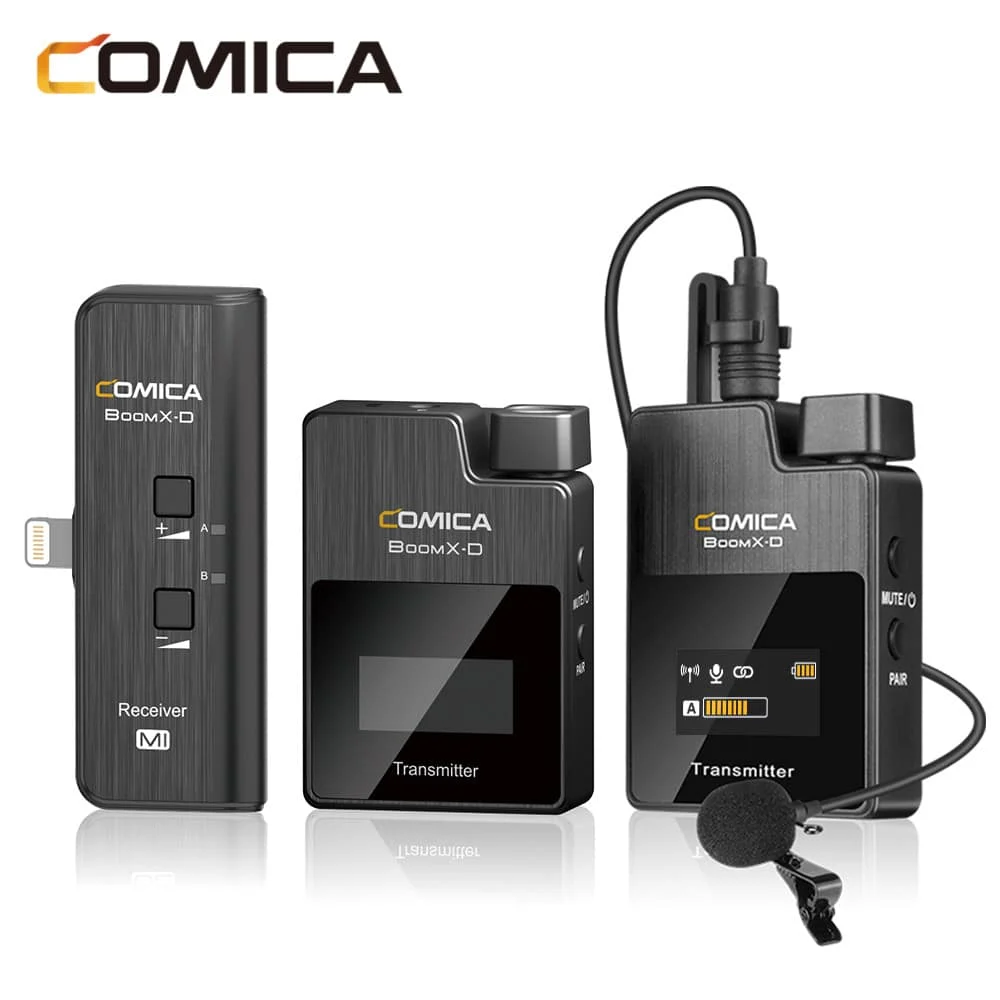 Drei schwarze drahtlose Mikrofone Comica BoomX-D mit Empfänger, Sender und Zubehör.
